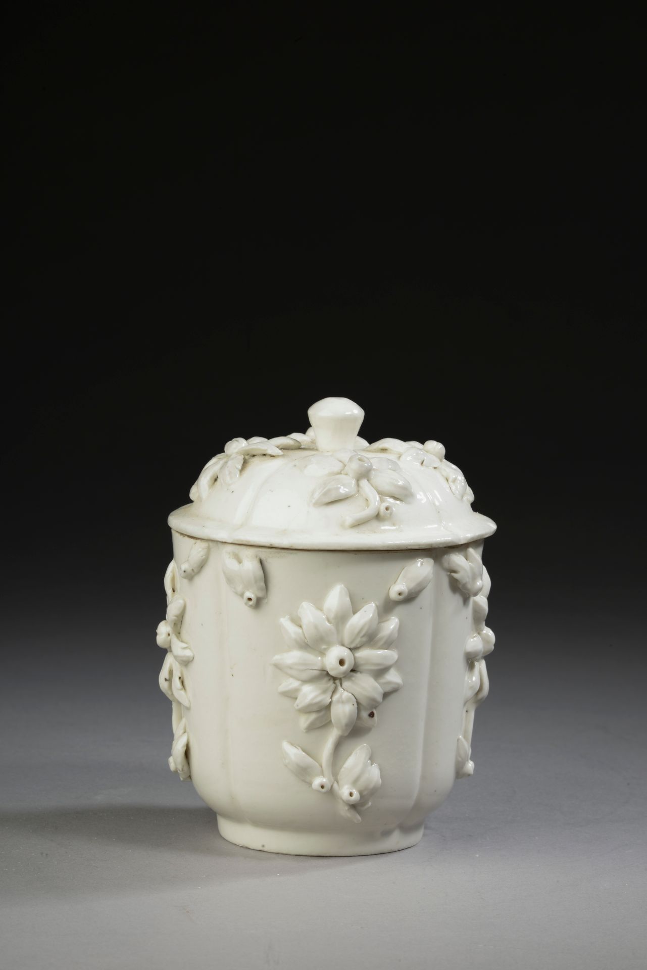 Null 模仿圣克洛德的桑松 
白釉瓷盖壶，上面有花纹图案，底座下有标记。 
19世纪。
高度：11.5厘米。高度：11.5厘米