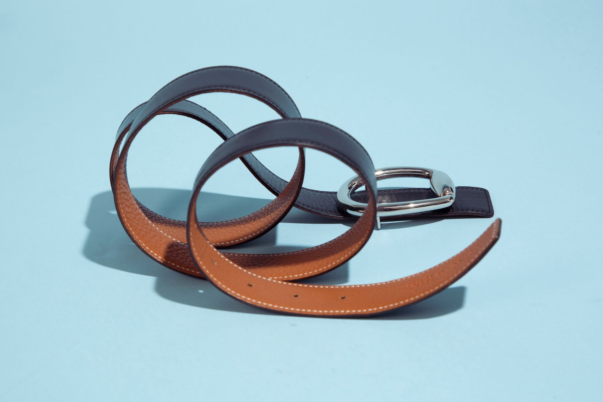 Null HERMÈS.
Reversible belt in Togo gold and black box, the buckle in silver me&hellip;