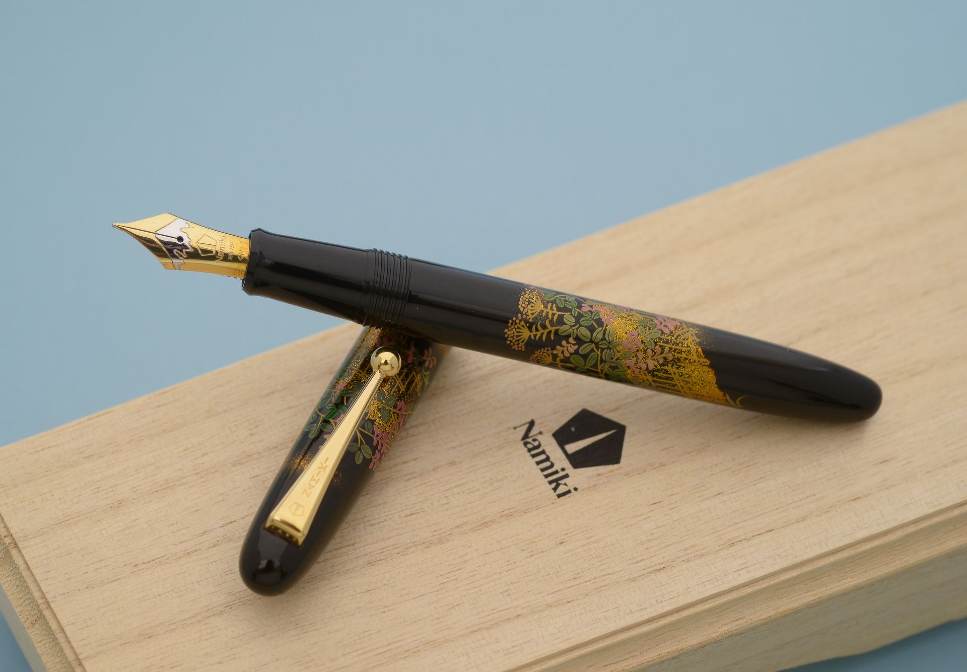 Null NAMIKI "Tradition Flower Basket".
Fountain pen, the metal body covered with&hellip;