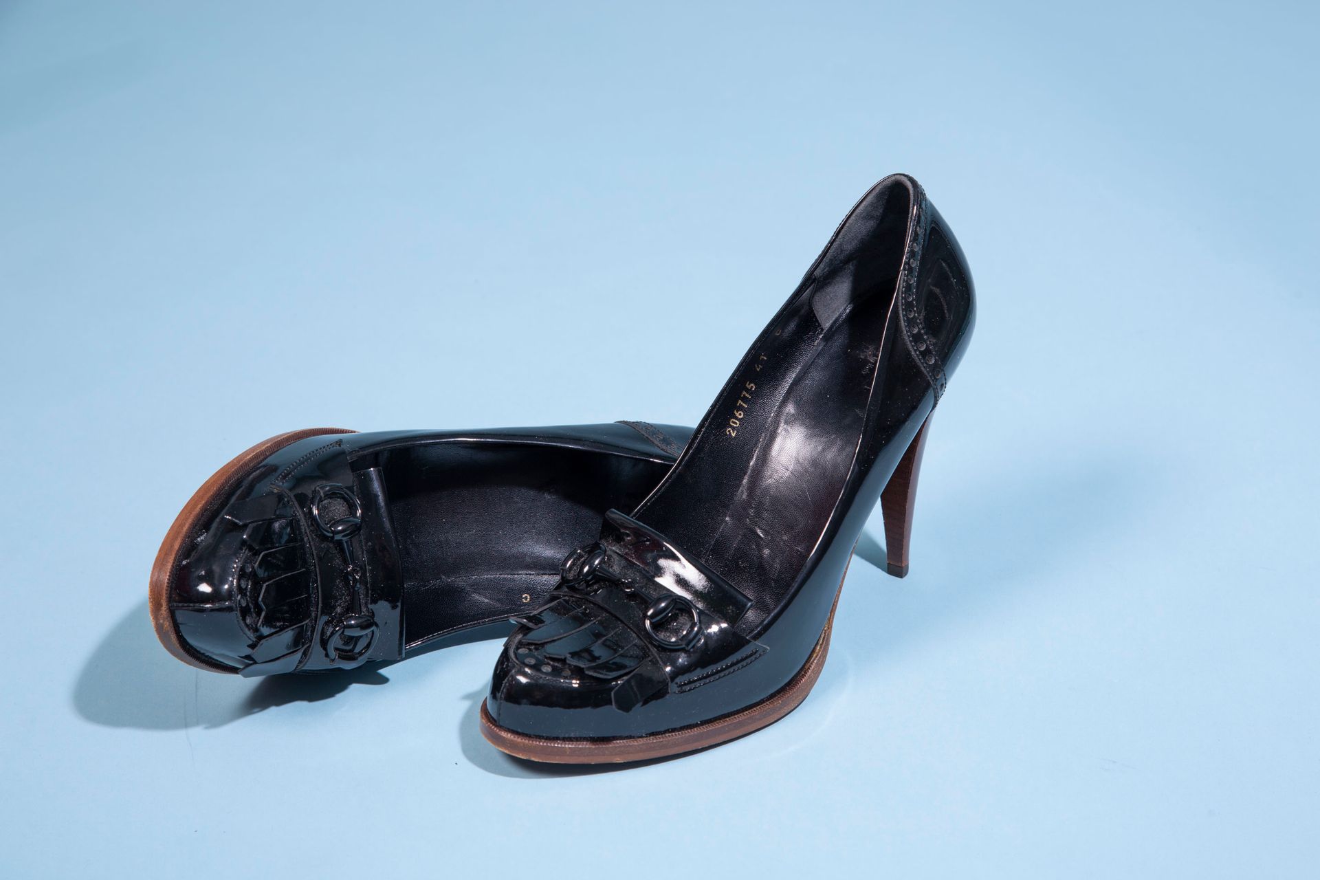 Null GUCCI。
一双黑色漆皮软皮鞋，高跟鞋模仿木头。 
尺寸：41 C - 高度（鞋跟）：12厘米
附带包装盒。