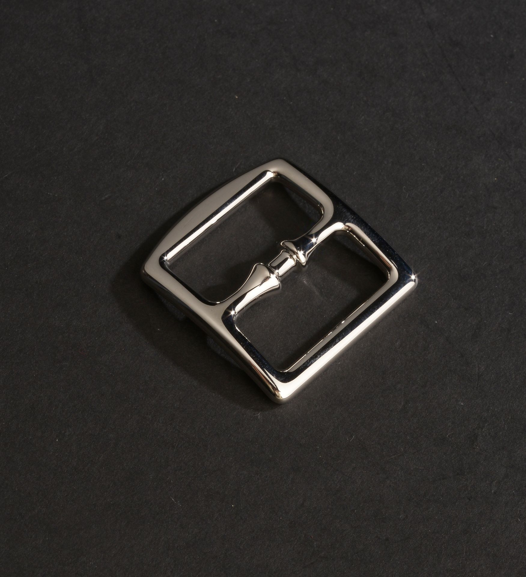 Null HERMÈS. 
Buckle of square "Etrivière" in silver plated metal.
Size : 4,5 x &hellip;