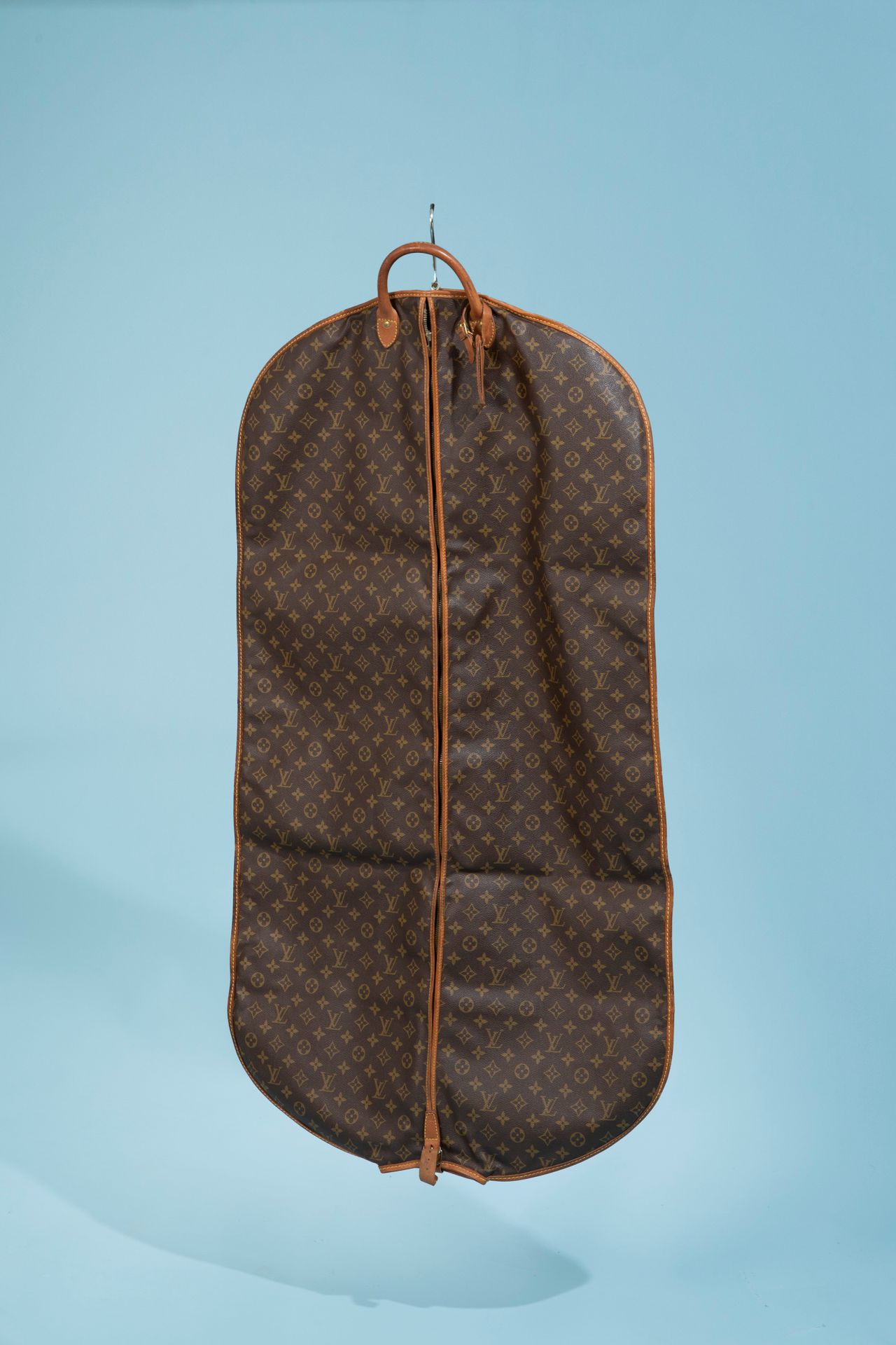 Null LOUIS VUITTON.
Porte-habits en toile enduite Monogram et cuir naturel, une &hellip;