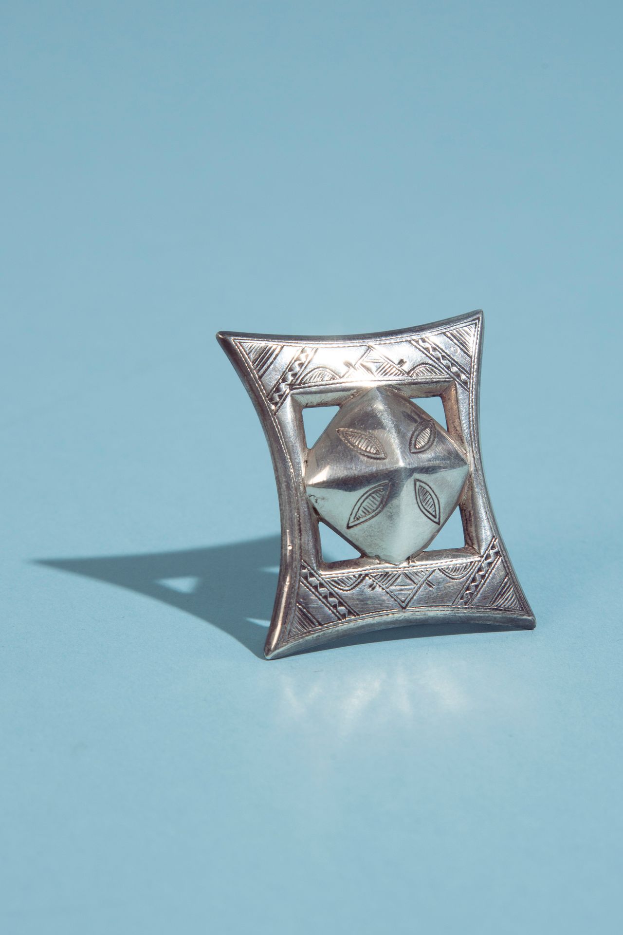 Null HERMÈS.
Gürtelschnalle aus 950-Millimeter-Silber mit graviertem Dekor.
Toua&hellip;