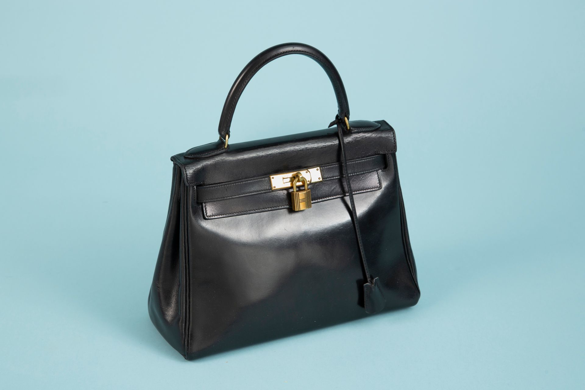 Null HERMÈS. 
Bag "Kelly" 29 cm in black box calfskin (slight cracks and wear), &hellip;