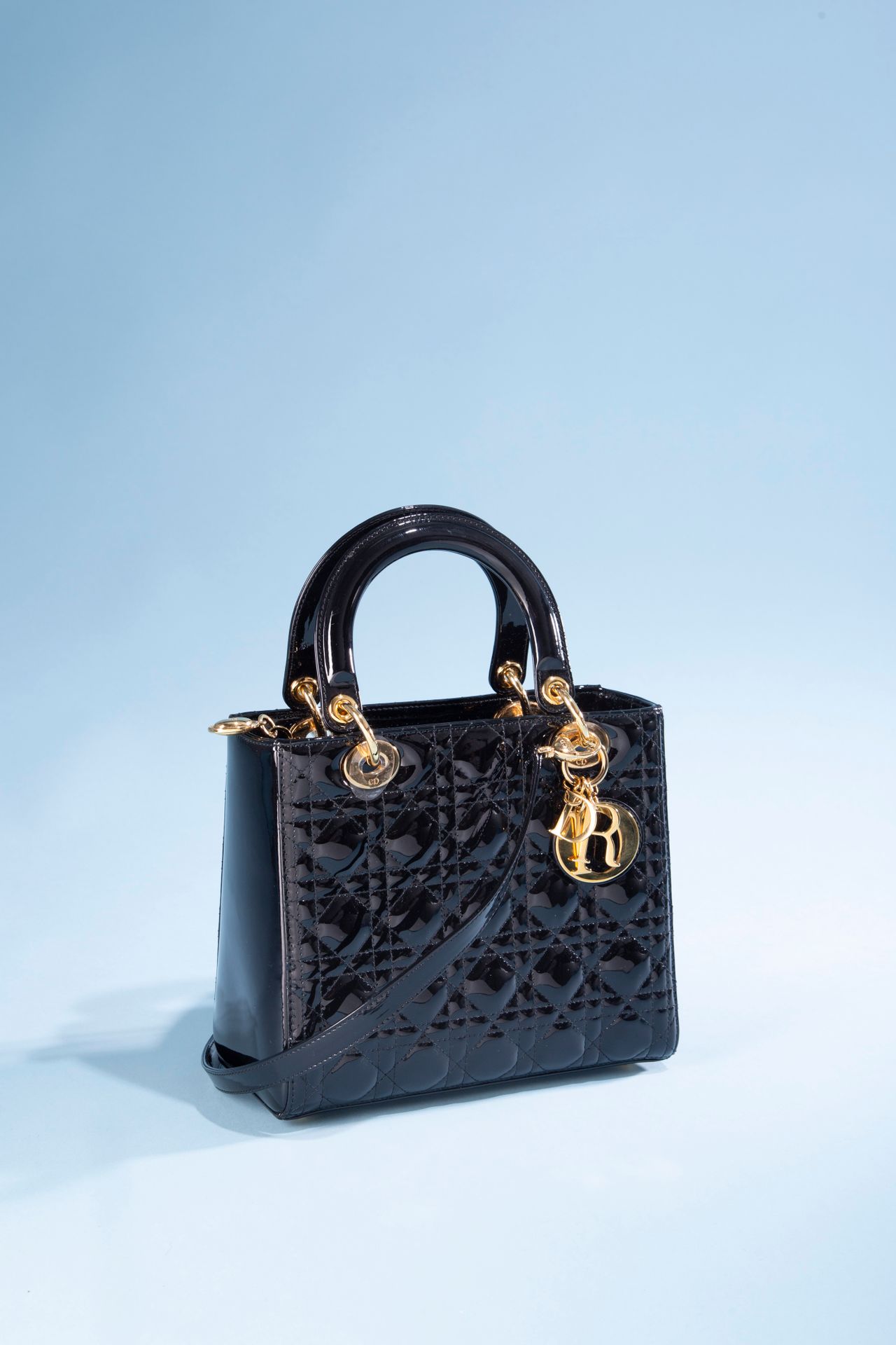 Null 克里斯蒂安-迪奥。
Lady Dior "包，黑色绗缝漆皮，两个手柄用于携带和一个可拆卸的肩带，金色金属首饰，带有品牌字母的吊饰，拉链开合，内部为黑色&hellip;