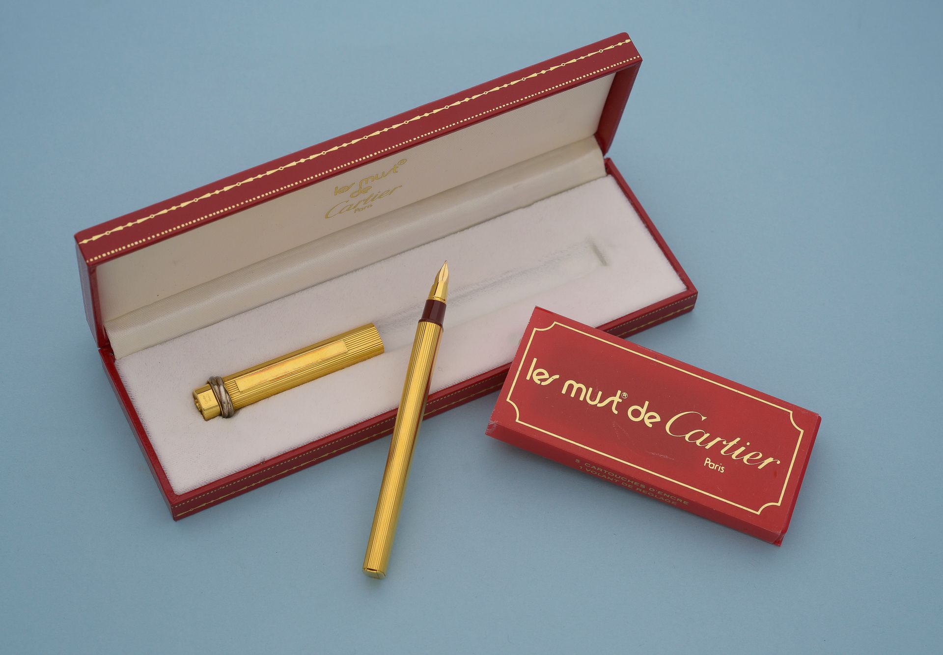 Null MUST from CARTIER.
Fountain pen, gold-plated metal barrel with two silver i&hellip;