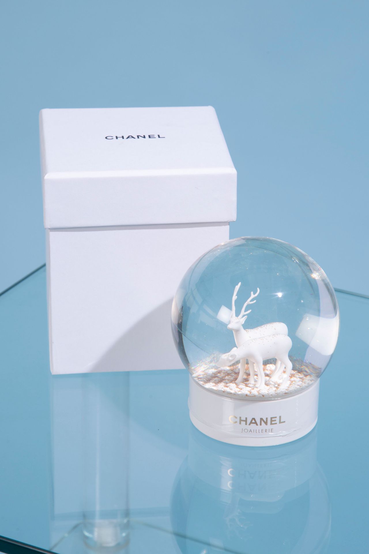 Null 香奈儿。 

玻璃雪球放在一个白色漆面塑料底座上，有一只鹿和一只母鹿。 

高度：12厘米。高度：12厘米 

伴随着它的盒子。