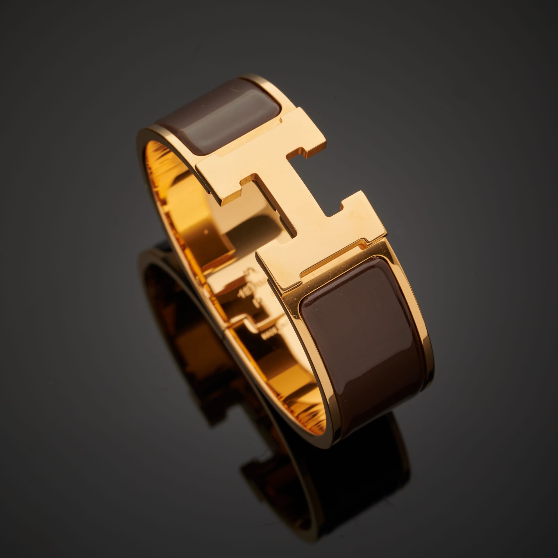 Null HERMÈS. 
Bracelet "clic-clac" in gold-plated metal and chocolate lacquer, a&hellip;