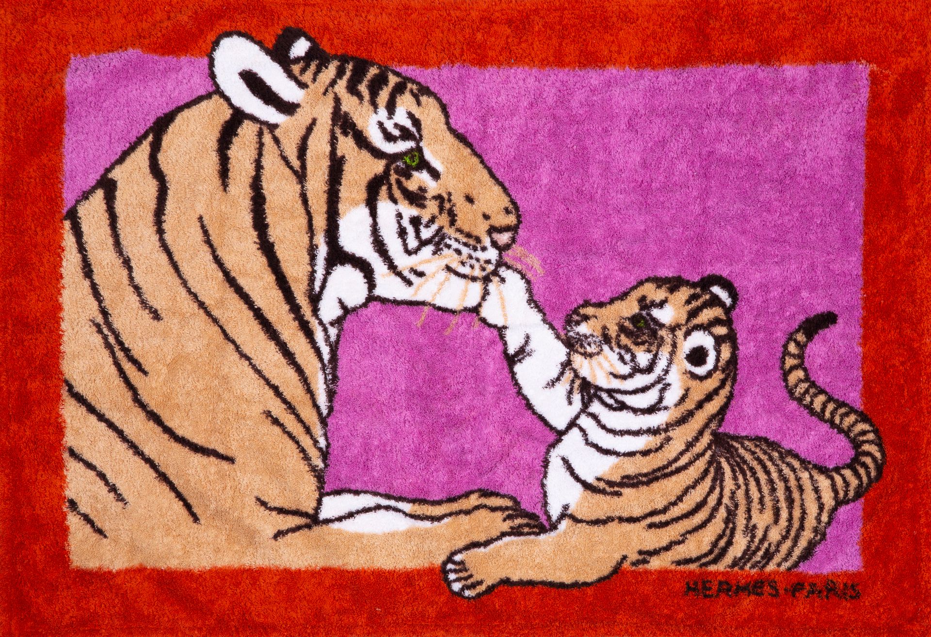 Null 爱马仕。
毛圈棉的海滩地毯，粉色背景上有两只米色，棕色和赤褐色的老虎，红色边框，白色背面。
高度 : 64 c m64厘米 - 宽度 : 90厘米