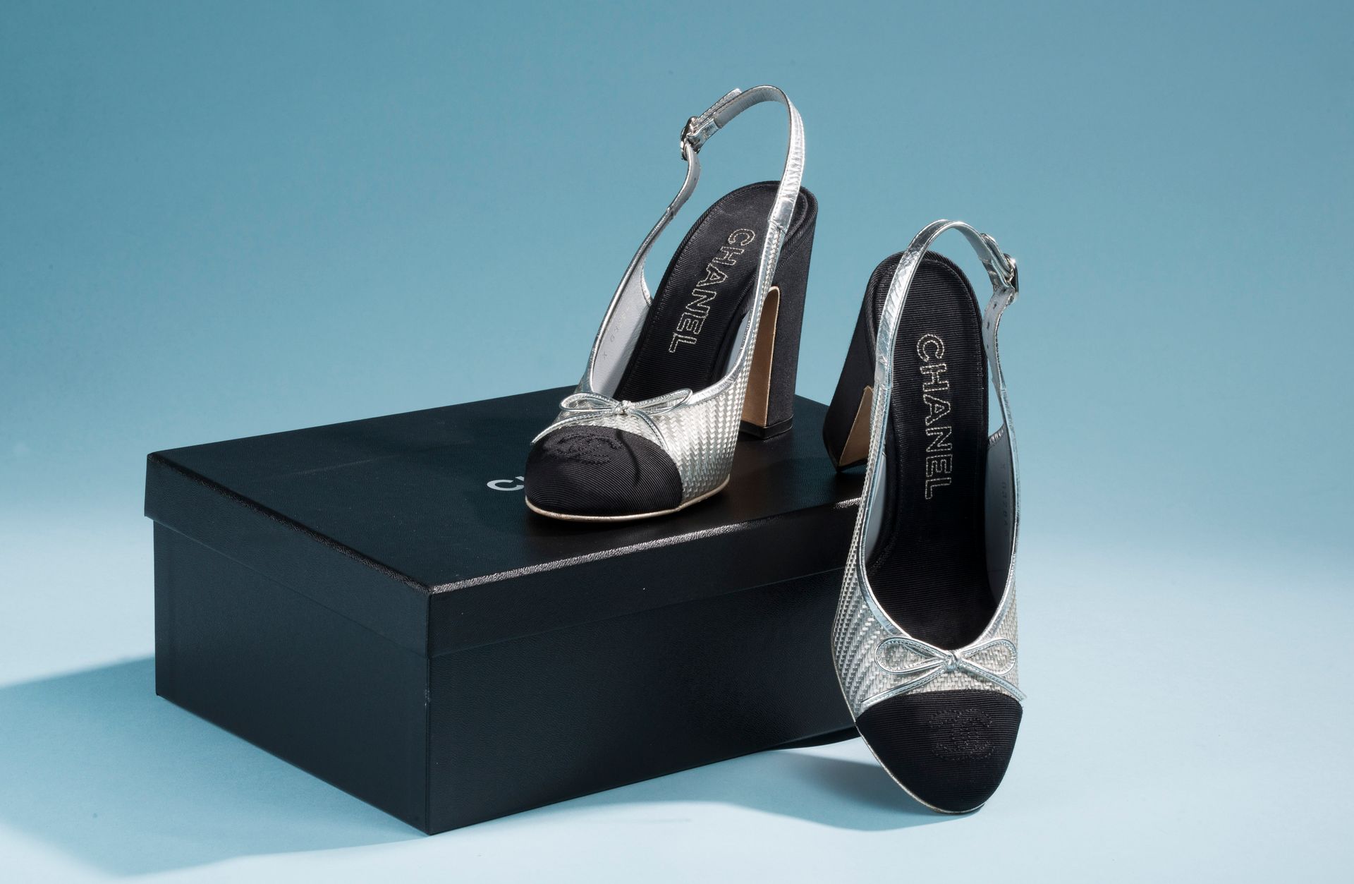 Null CHANEL.
Ein Paar Slingback-Pumps aus silbernem Mesh, die runde Spitze mit D&hellip;