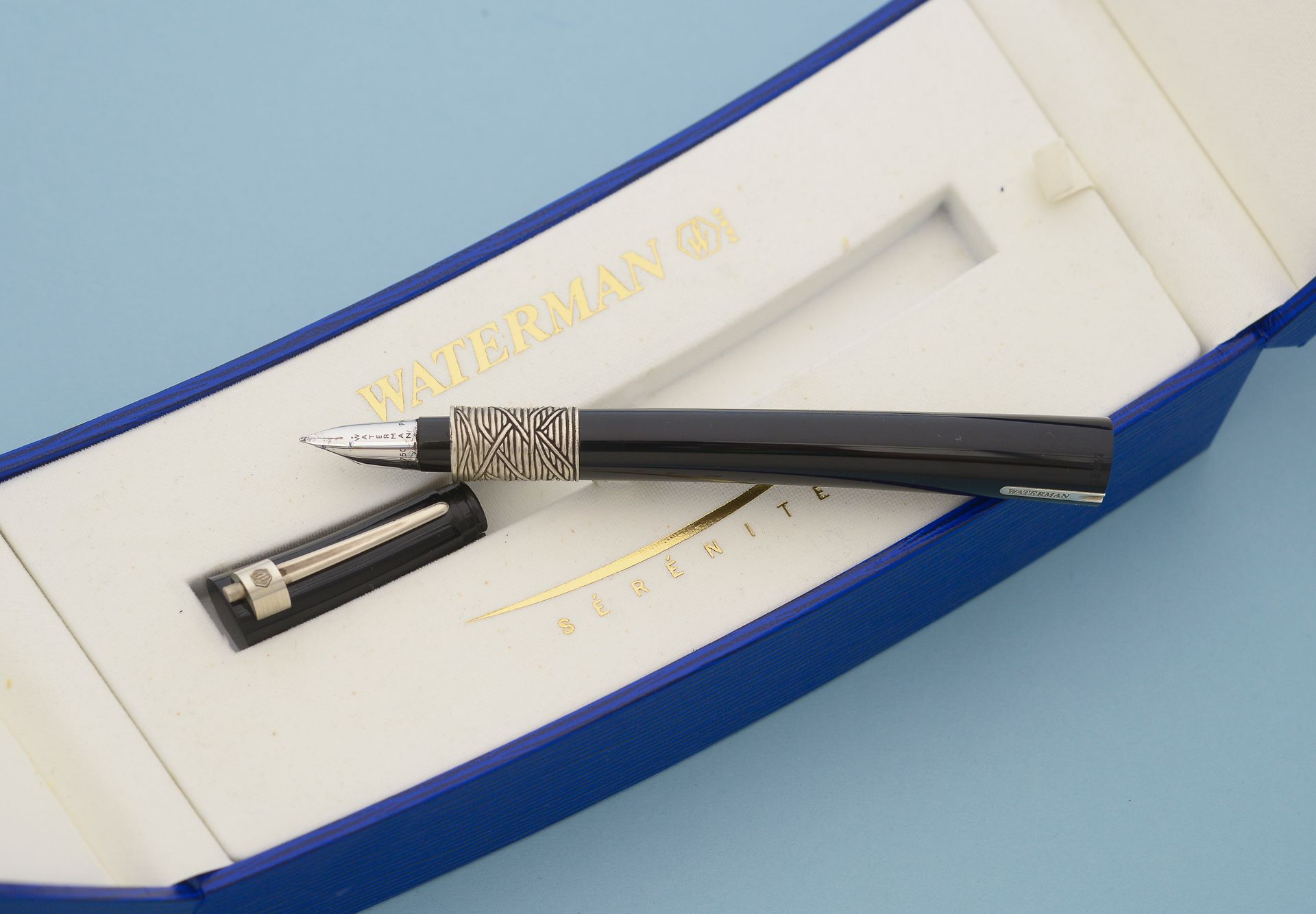 Null WATERMAN "Serenity"。
钢笔，黑色树脂笔管，925克拉银属性，18K白金笔尖，笔芯填充。
编号为13642。
长度：14.4厘米
伴&hellip;