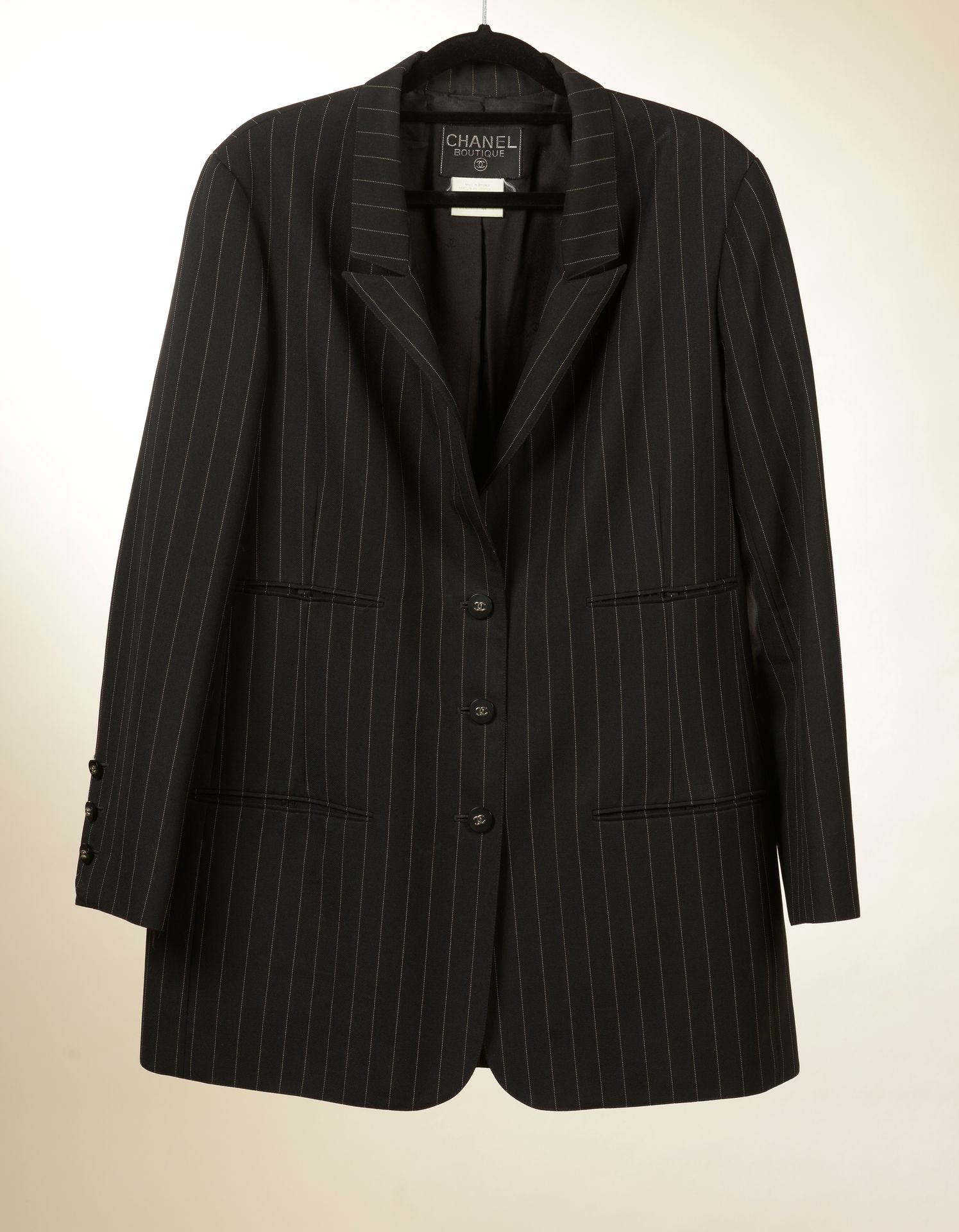 Null CHANEL. 
Veste en laine noire à fines rayures blanches, droite et longue, l&hellip;