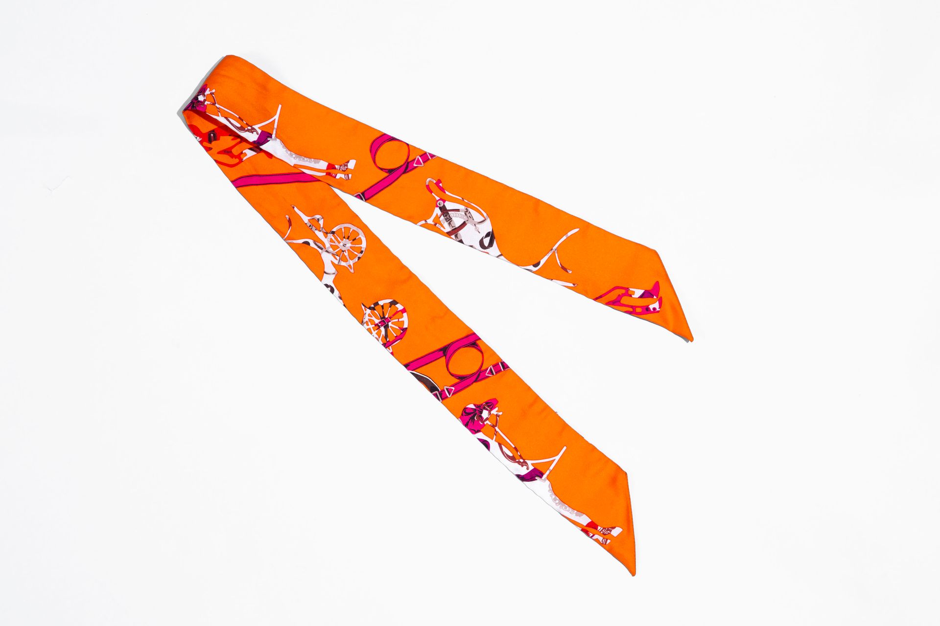 Null 赫尔墨斯。 
橙色背景上的粉色、红色和白色色调装饰的丝绸斜纹。
长度：86厘米
配有包装盒。