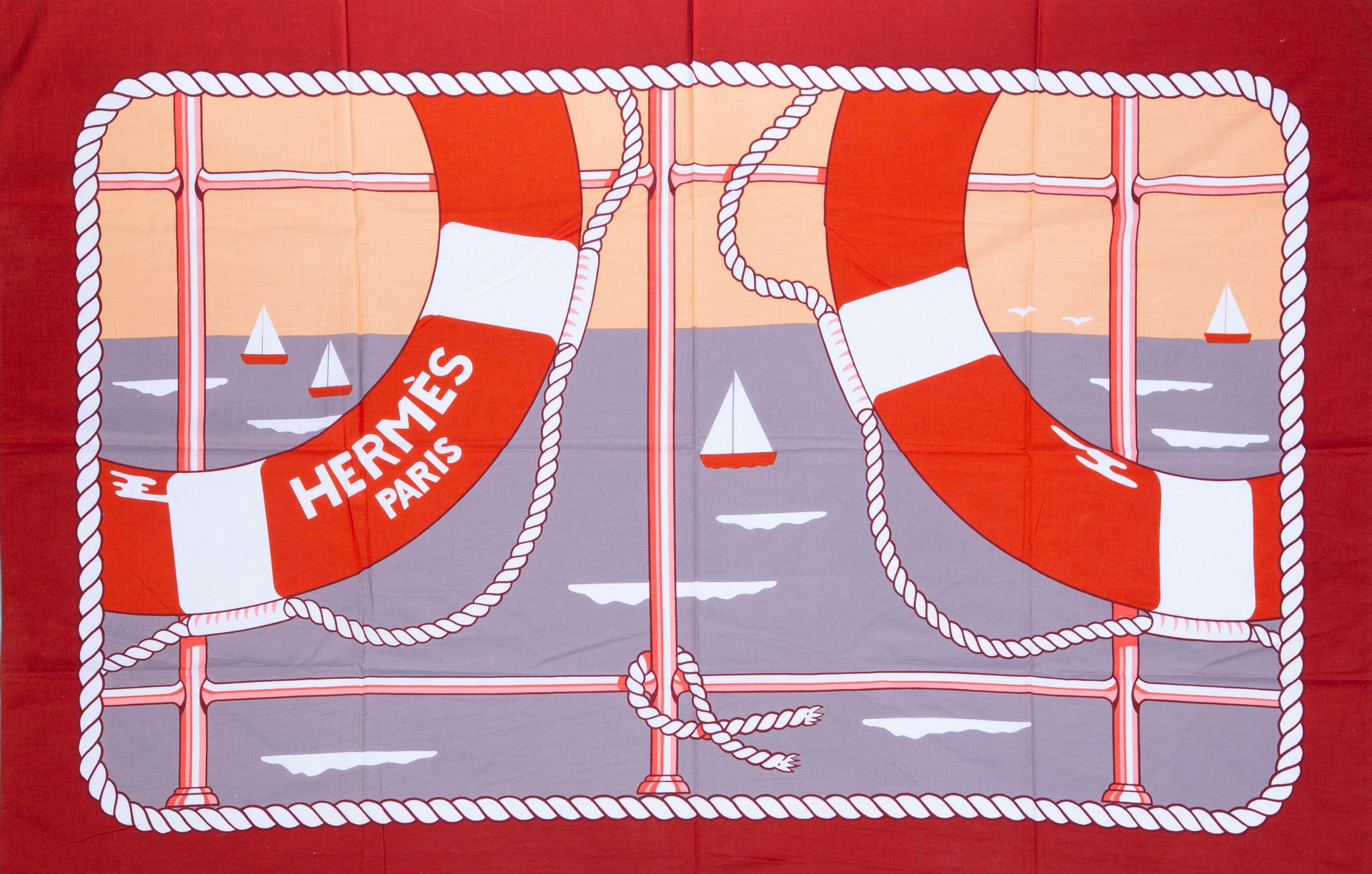 Null 埃尔梅斯。
棉质腰布，有灰色、红色、白色和橙色色调的海景、绳索和浮标的图案，赭石色的边框。
高度 : 140 cm140厘米 - 宽度 : 95厘米