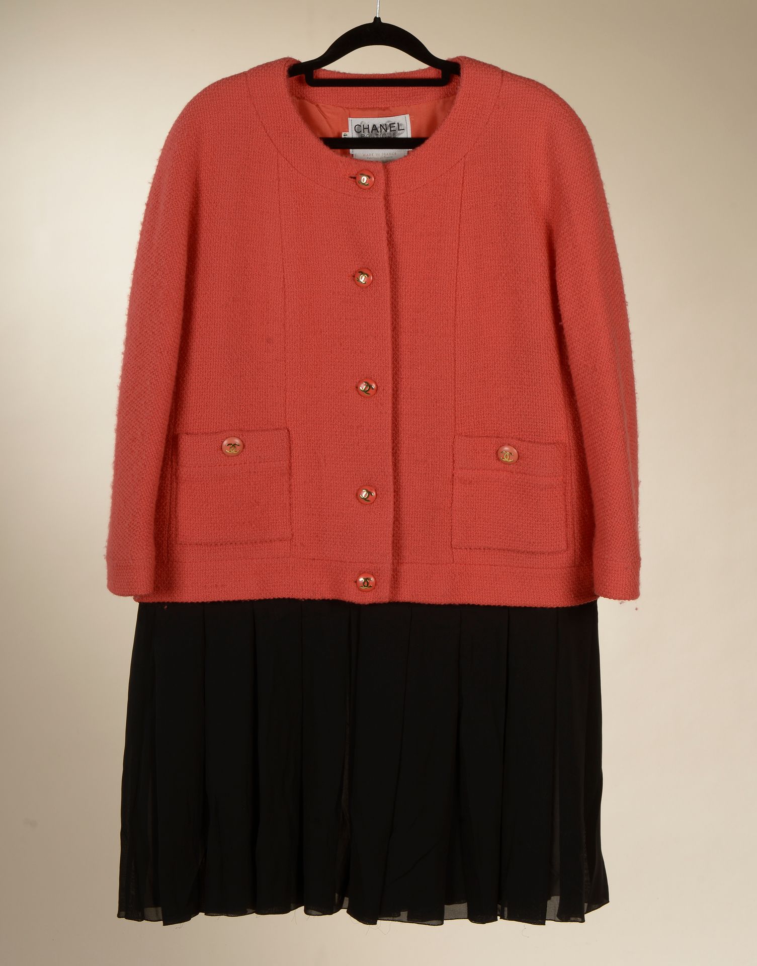 Null CHANEL.

Traje compuesto por chaqueta y falda en tweed de lana coral, los b&hellip;