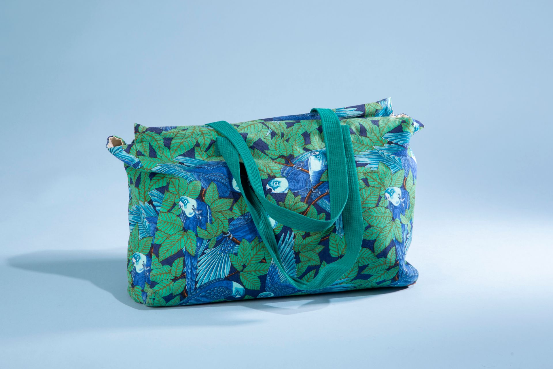 Null 爱马仕。 
棉质帆布沙滩包，蓝色和绿色色调的时尚鹦鹉图案，双手柄可用于肩背，内部有三个贴袋（污渍）。 
高度：32厘米32厘米 - 宽度：45厘米