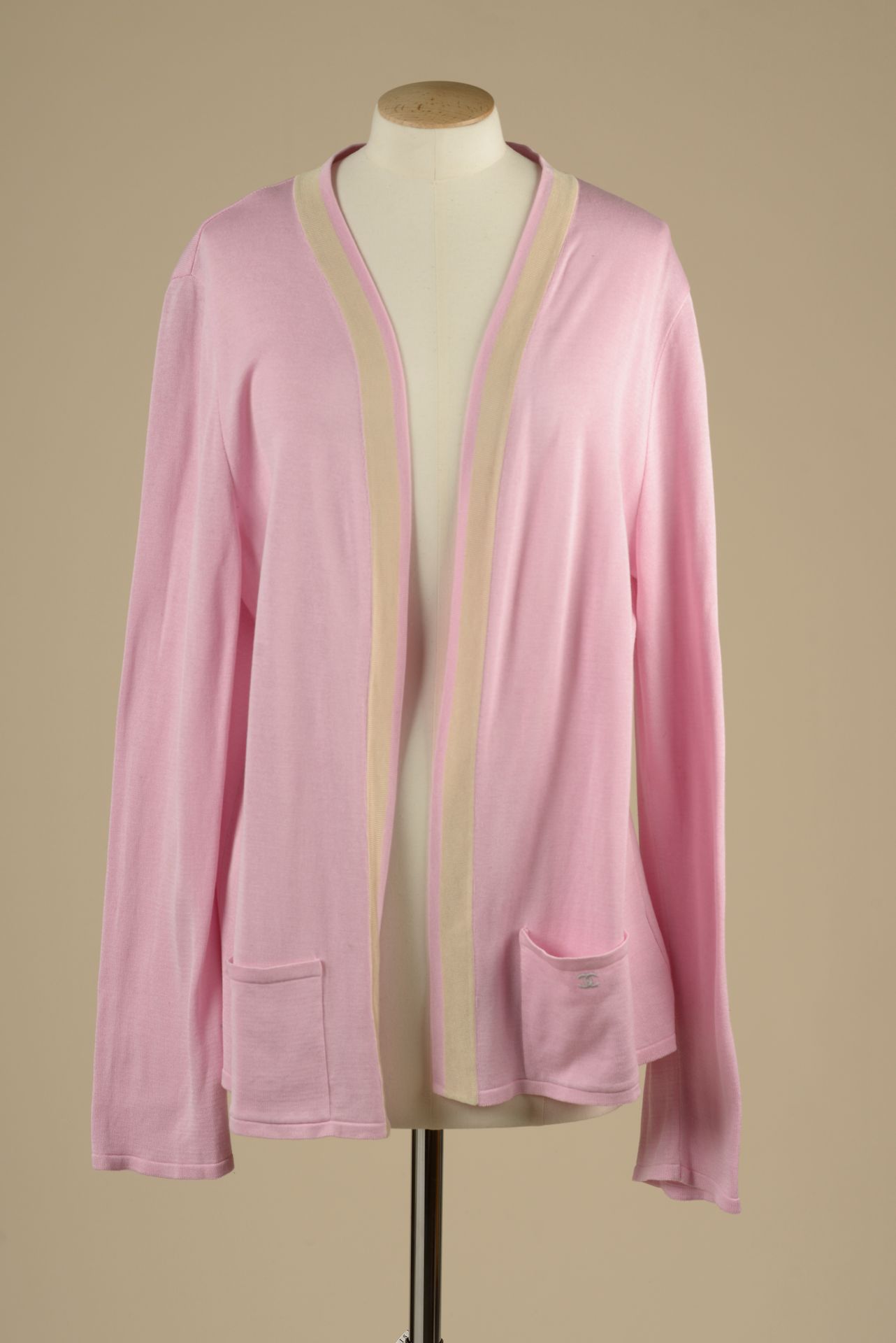Null 香奈儿的制服。

粉红色棉质开衫，米色条纹，边缘到边缘、

两个贴袋，其中一个是米色绣有

双C。

没有标签。

T.(估计) : 42 / 44