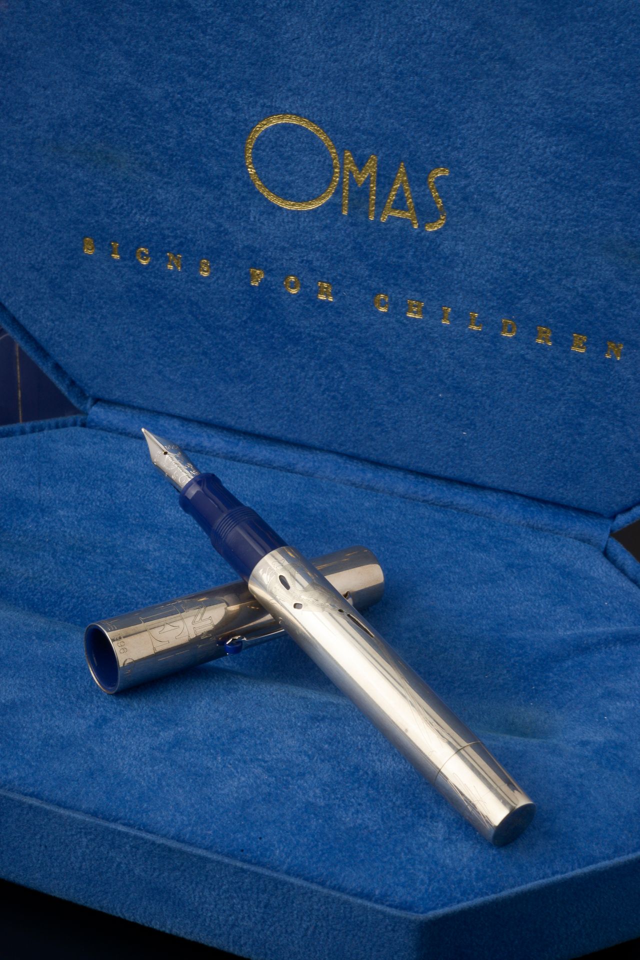 Null OMAS "Gianfranco Ferre"。 
925千分之一的银质钢笔，笔身雕刻，笔尖为18K白金，填充物为活塞。 
编号为178/300。
长&hellip;