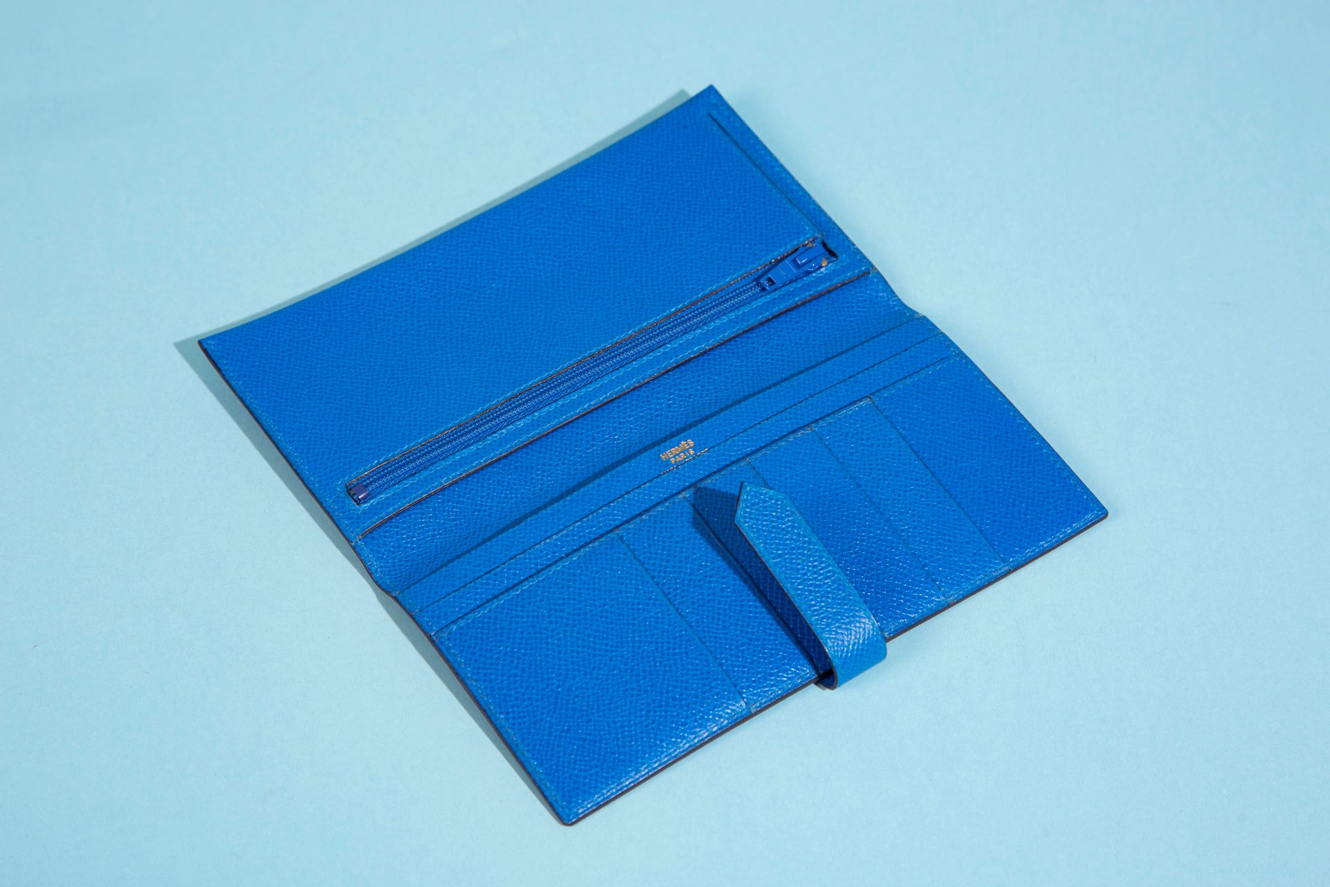 Null 爱马仕。 
蓝色Epsom钱包，镀金金属扣，内部有口袋，包括一个带拉链的口袋和各种卡片隔层。 
高度：17,5厘米17.5厘米 - 宽度：9.5厘米