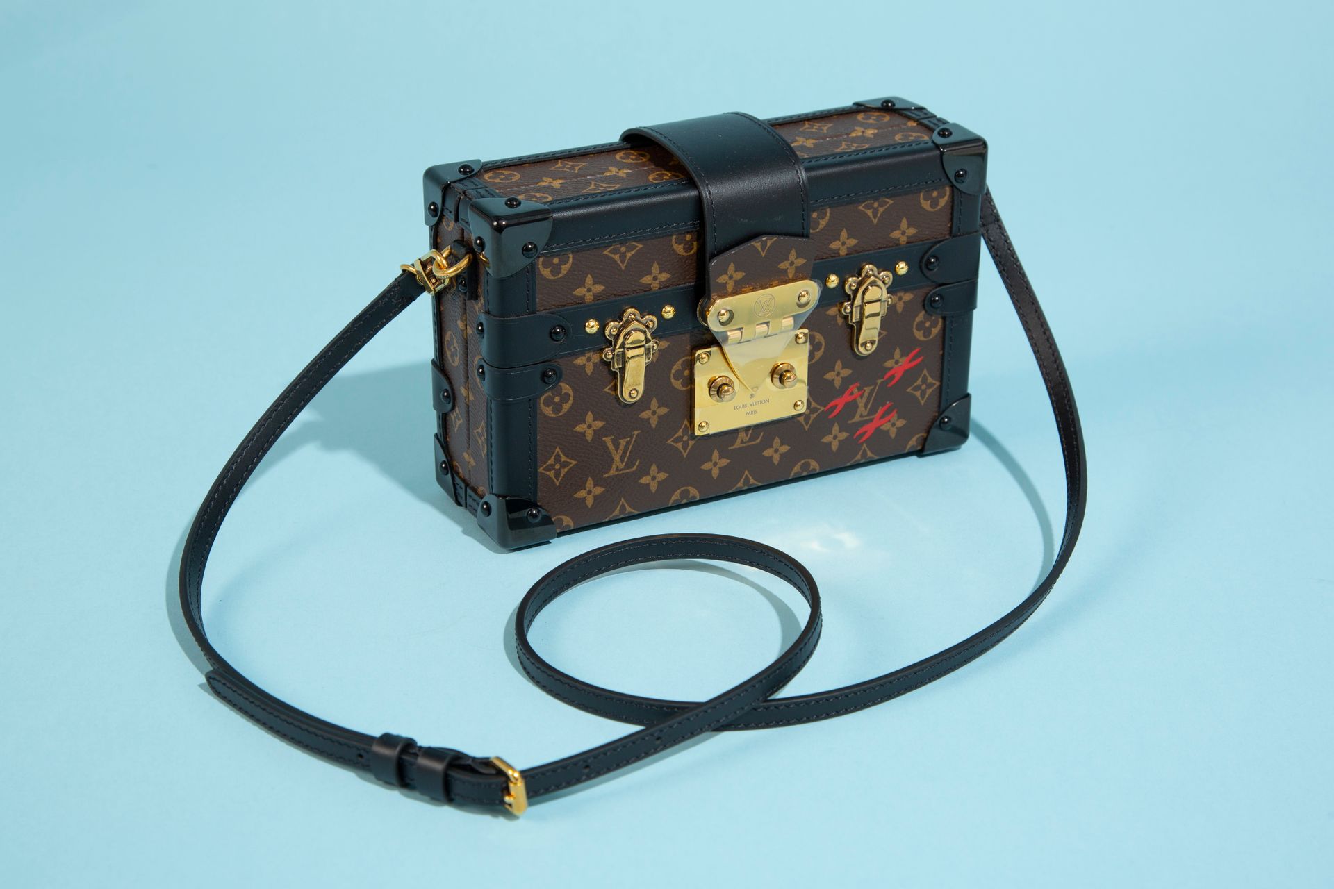 Null LOUIS VUITTON.
"Petite Malle" minaudiere bag in Monogram coated canvas and &hellip;