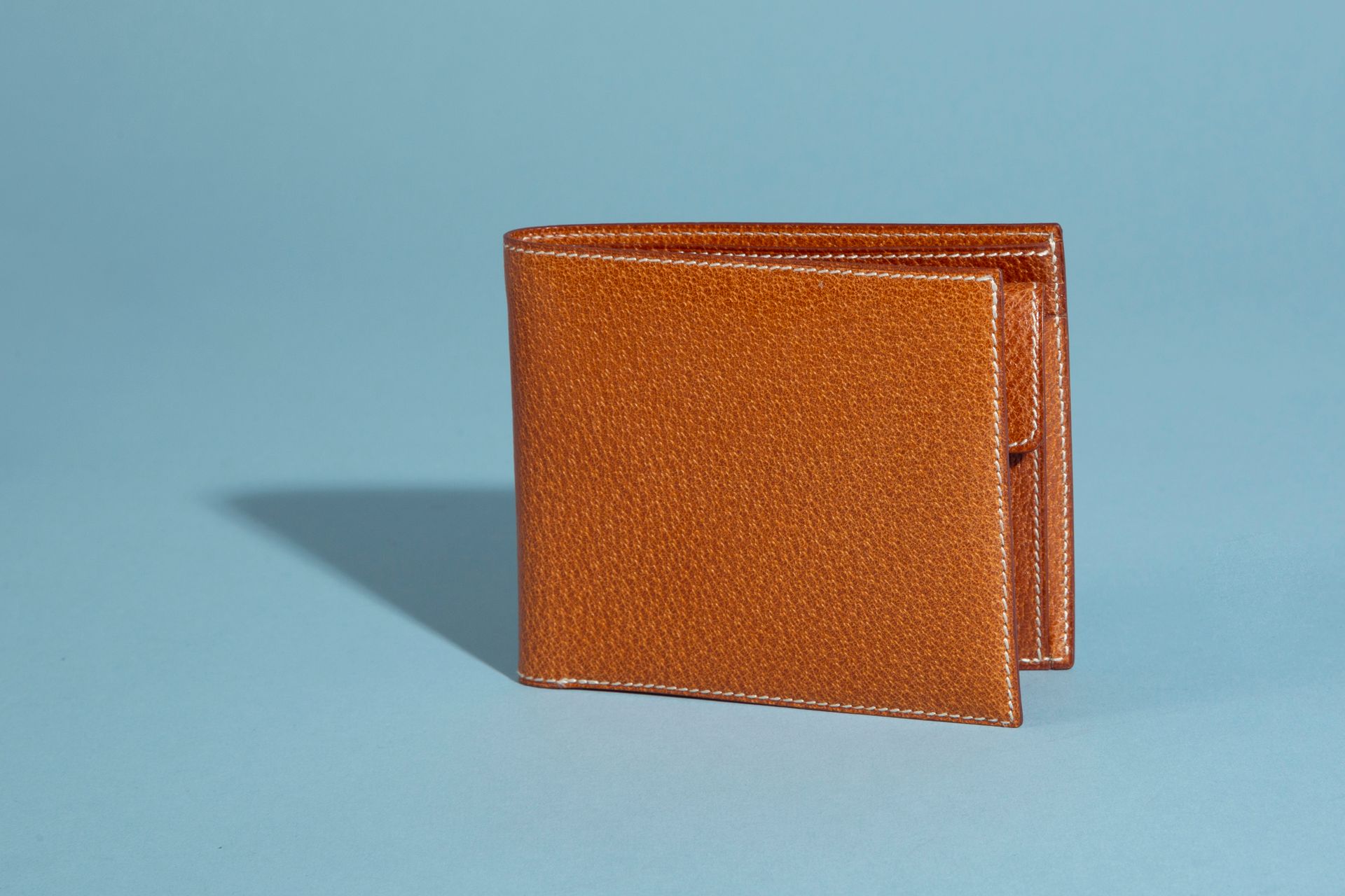 Null HERMÈS. 
Brieftasche aus goldfarbenem Pekari, innen mit Taschen, eine davon&hellip;