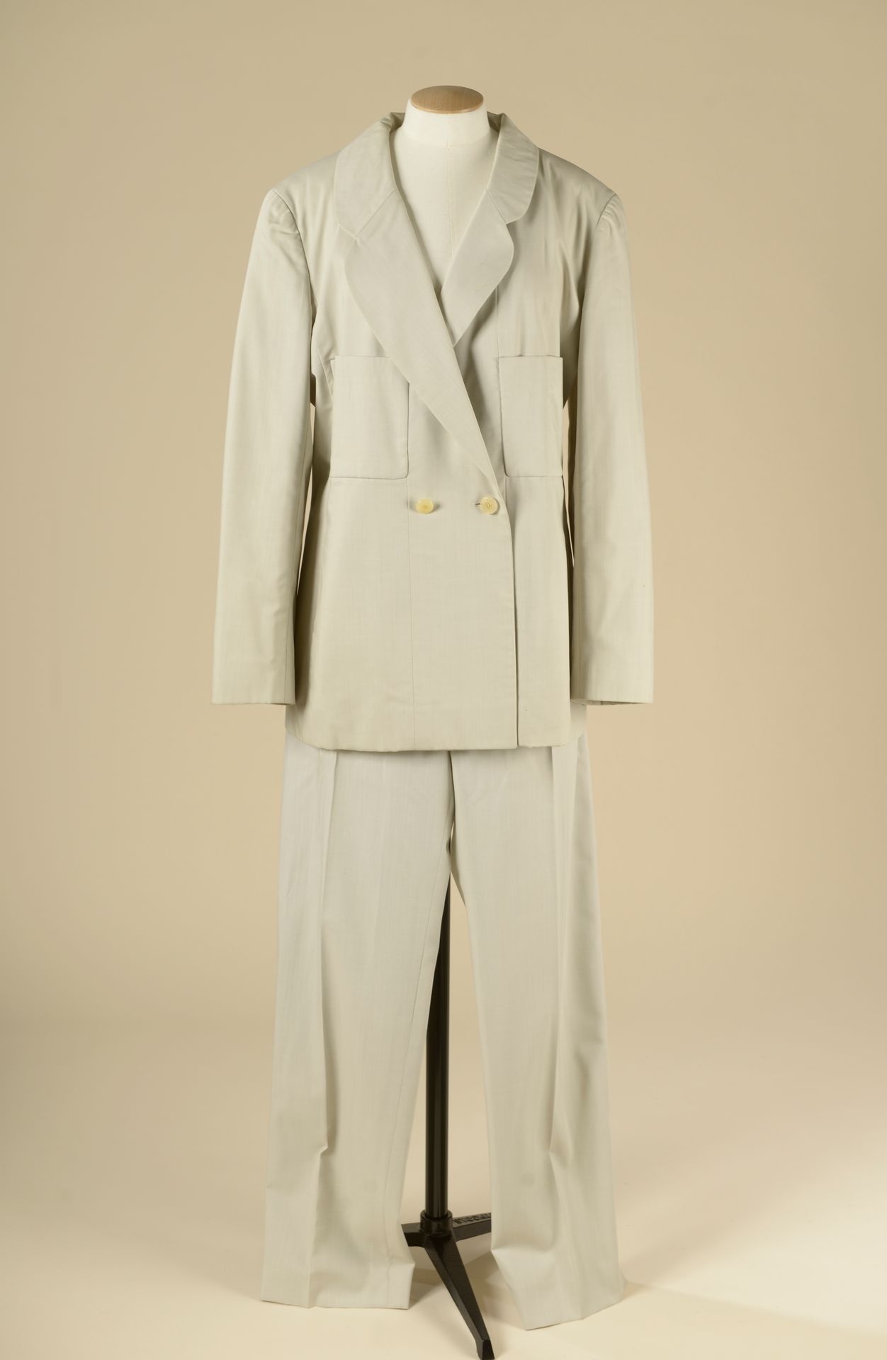 Null CHANEL.

Suit consisting of a jacket and pants in fine wool and cream silk,&hellip;