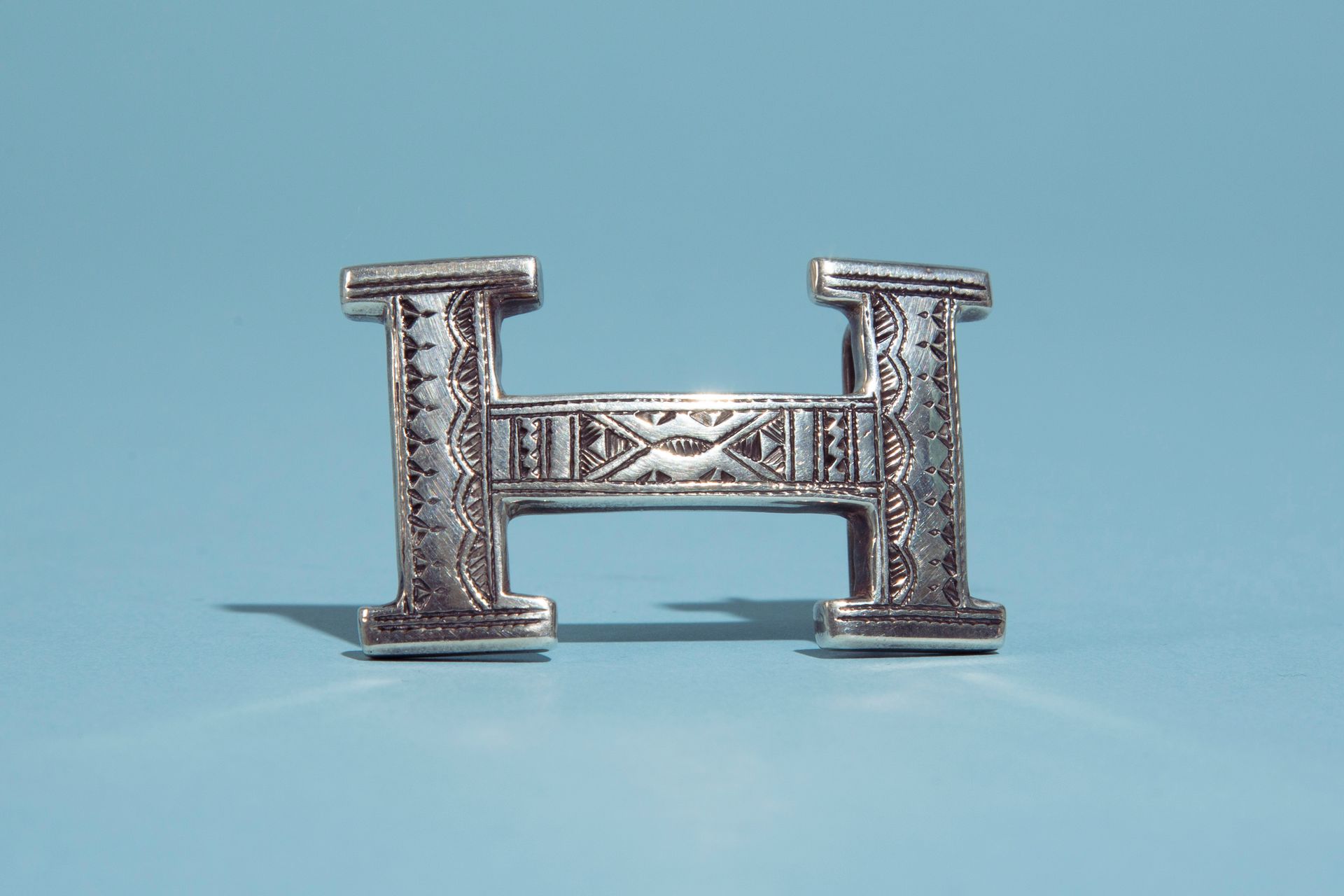 Null HERMÈS.

Belt buckle "Constance" in silver 950 thousandth with engraved dec&hellip;