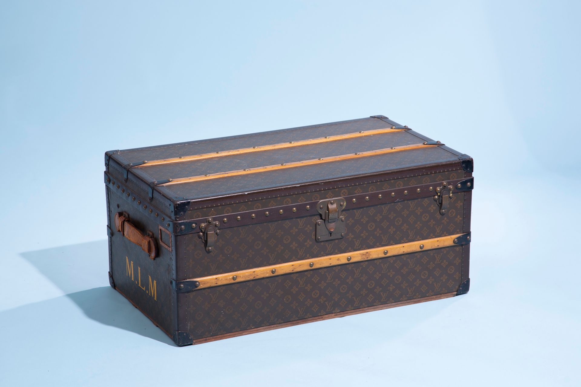 Null LOUIS VUITTON. 
Rectangular wooden trunk sheathed in stencil-printed Monogr&hellip;