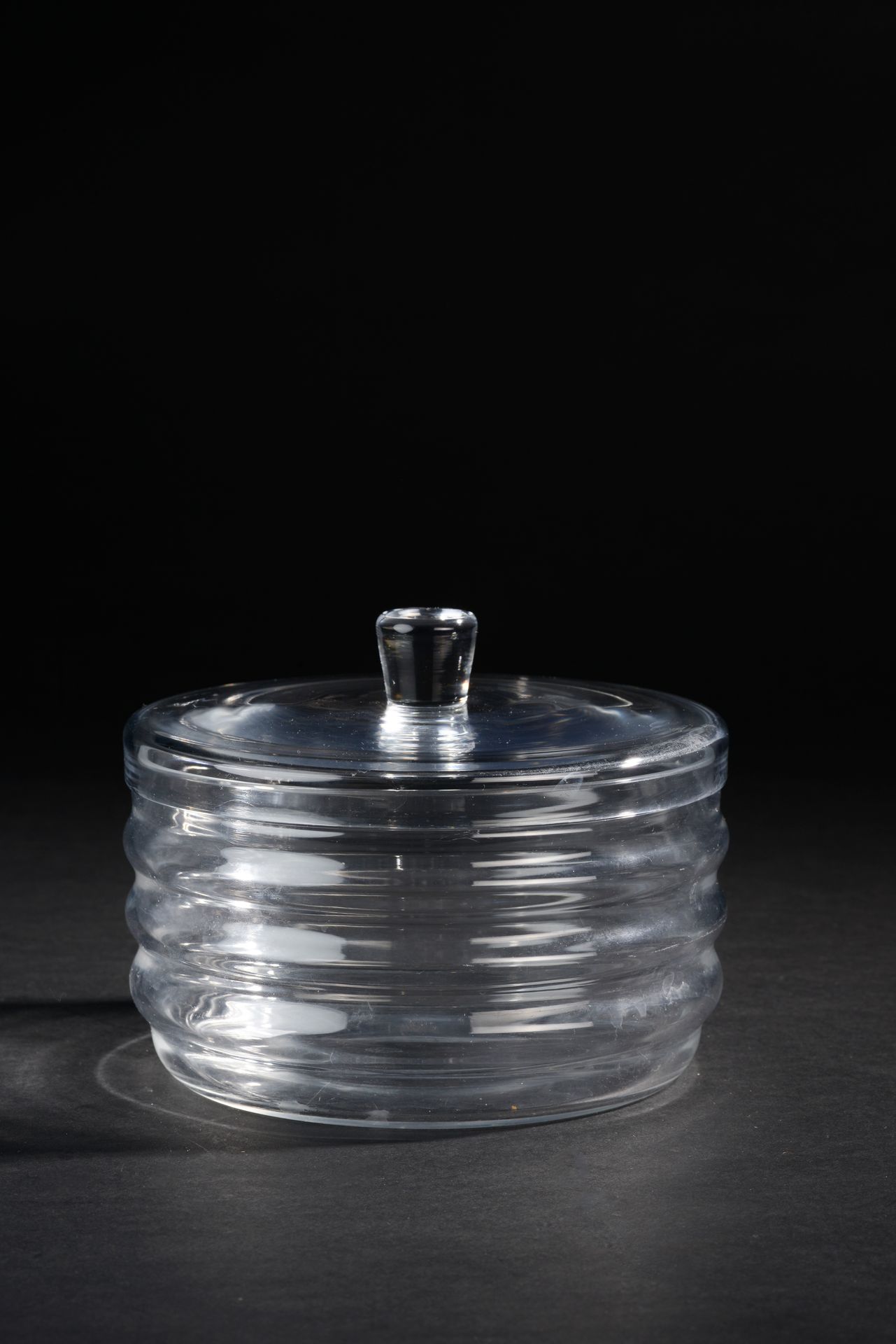 Null BACCARAT.
Important circular candy box in ringed crystal. 
Height : 13 cm 1&hellip;