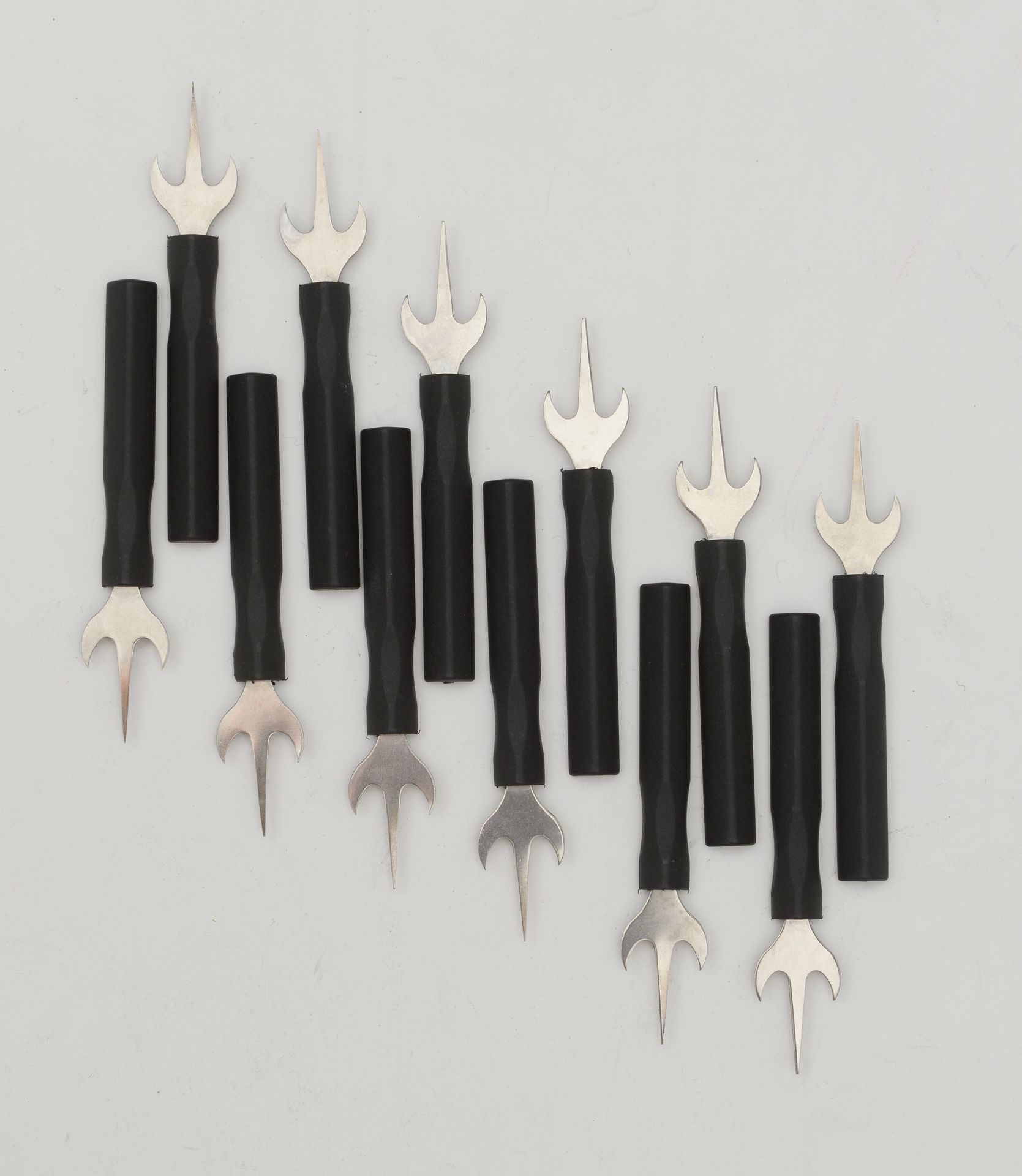 Null 十二个玉米镐，三叉戟为钢制，手柄为黑色成分。
德国，20世纪。
长度：9,8厘米