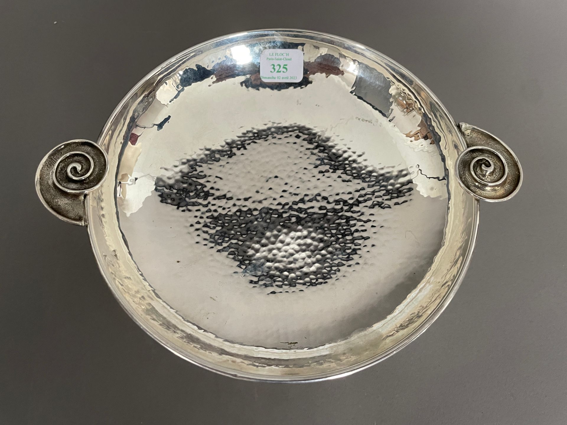 Null Coppa rotonda in argento 925 millesimi martellato, le impugnature a forma d&hellip;