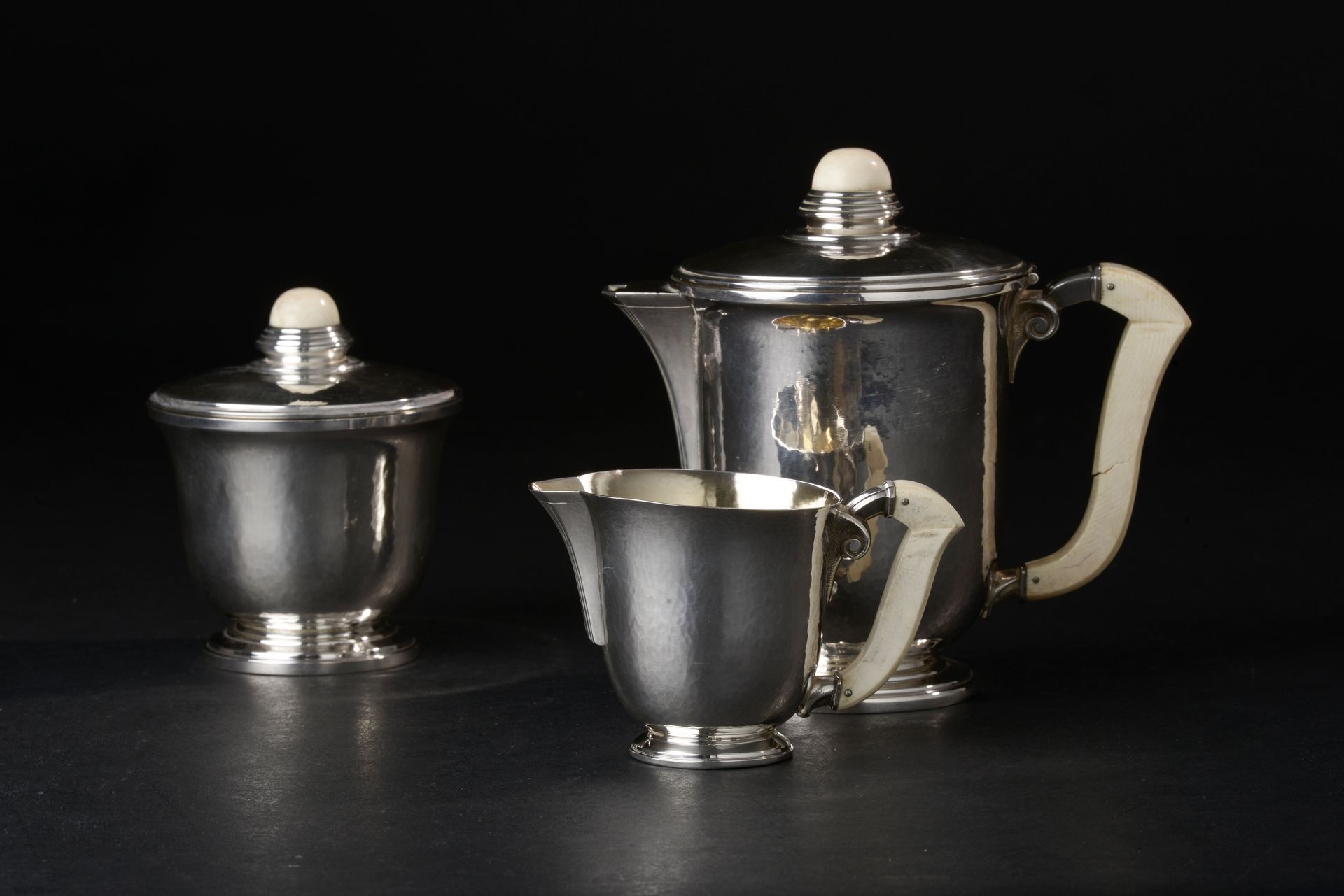 Null 咖啡三件套（糖碗，牛奶壶，茶壶），锤制银950千分之一（Minerve标记），郁金香形状，手柄和雕刻手柄（一个手柄断裂）。
装饰艺术时期。
高度：14&hellip;
