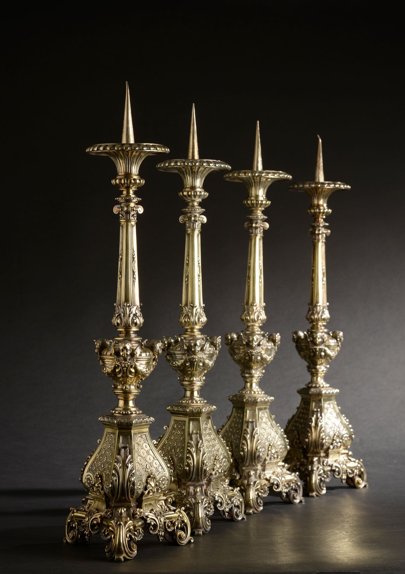 Null A.CLASENS-LUNARDI（巴黎，19世纪）。
重要的四件银质镀金长矛套装，价值950千分之一（Minerve标记）。三角形的底座放在四个叶子&hellip;