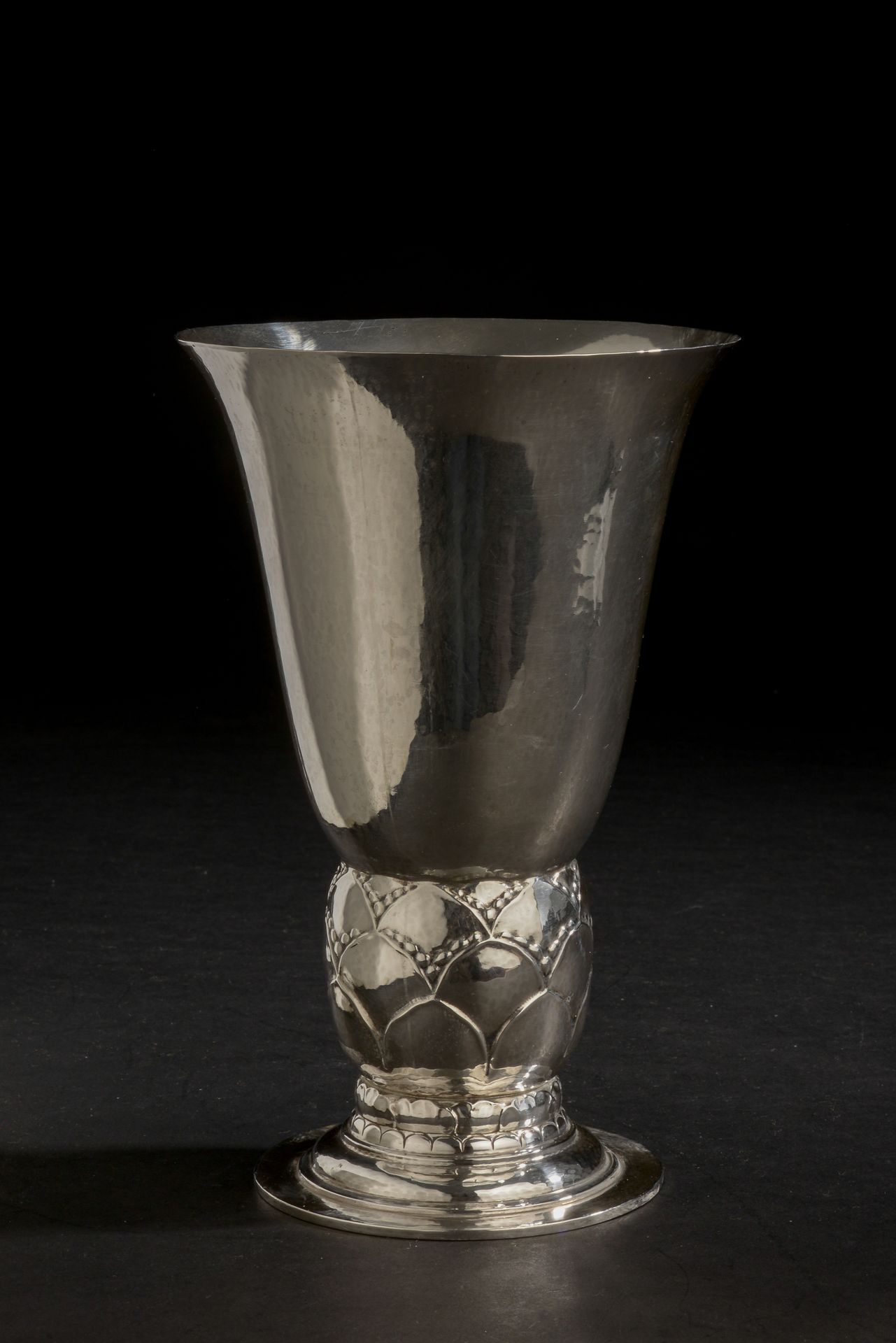Null 乔治-延森（Radvad, 1866 - Radvad, 1935）。
锤制银质花瓶，外翻的边缘，脚下有花蕾状的球体，圆形底座有台阶。
编号为89。
&hellip;
