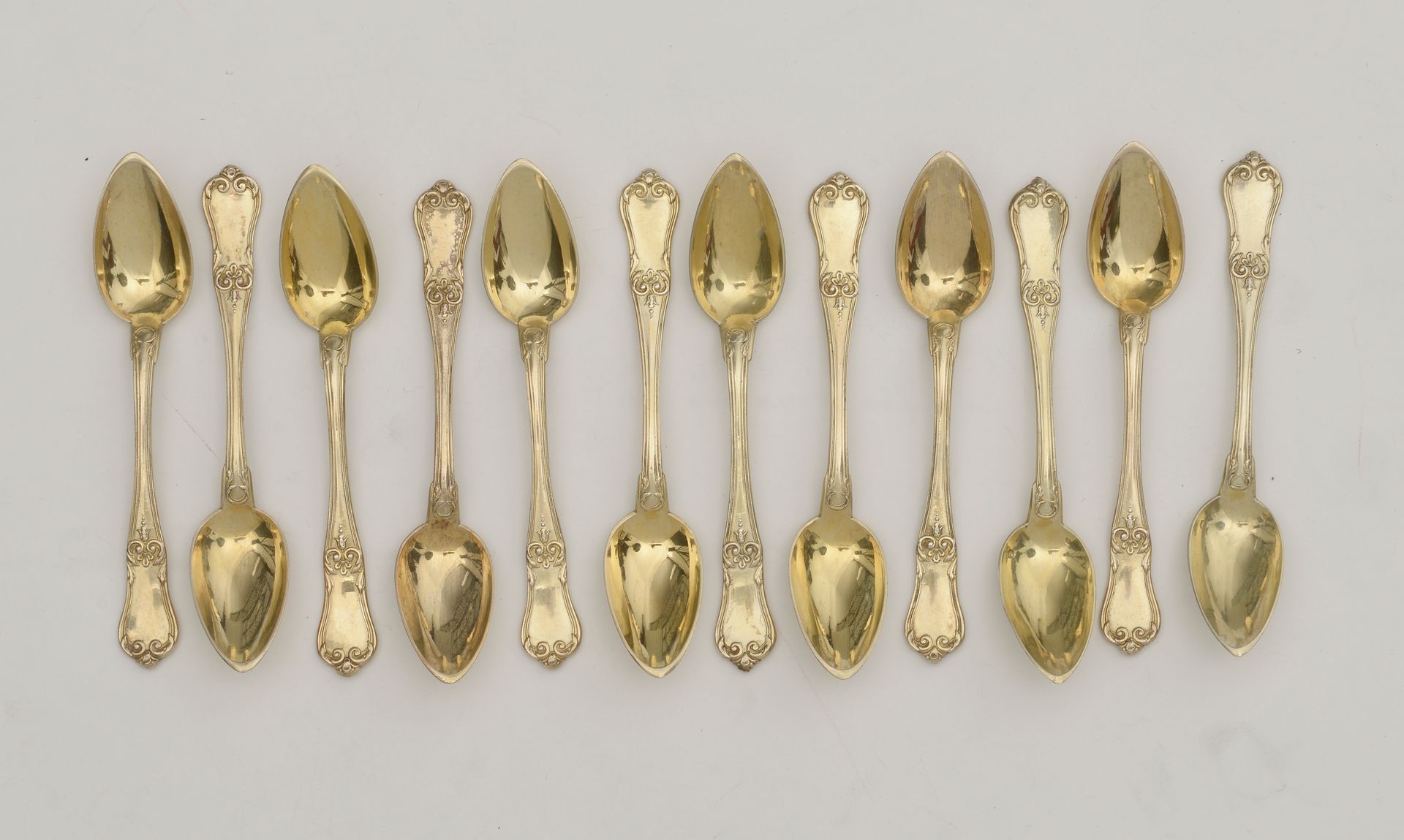 Null 查尔斯-布佐特（巴黎，1835-1859）。
一套12个咖啡勺，银质95万分之一，镀金（Minerve标记），净模型，装饰有贝壳和叶子。
长度：14.&hellip;