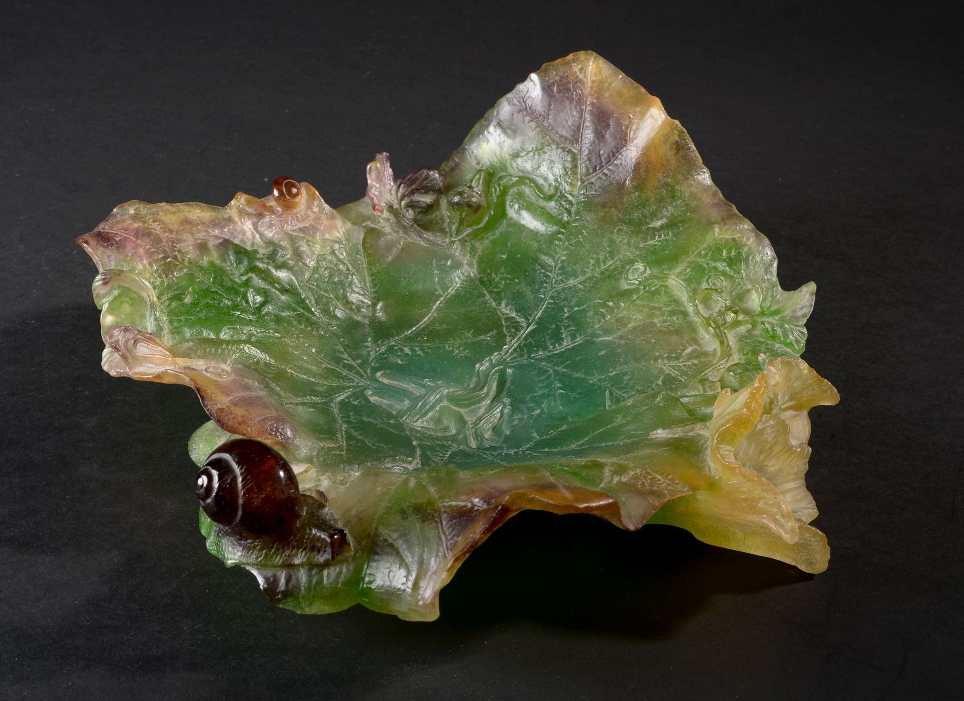 Null 法国DAUM，"自然 "系列。
绿色、黄色和紫色玻璃的大碗，表现了一片南瓜叶，上面摆着两只蜗牛。
底下的点上有标记。
高度：11厘米11 cm - 宽&hellip;