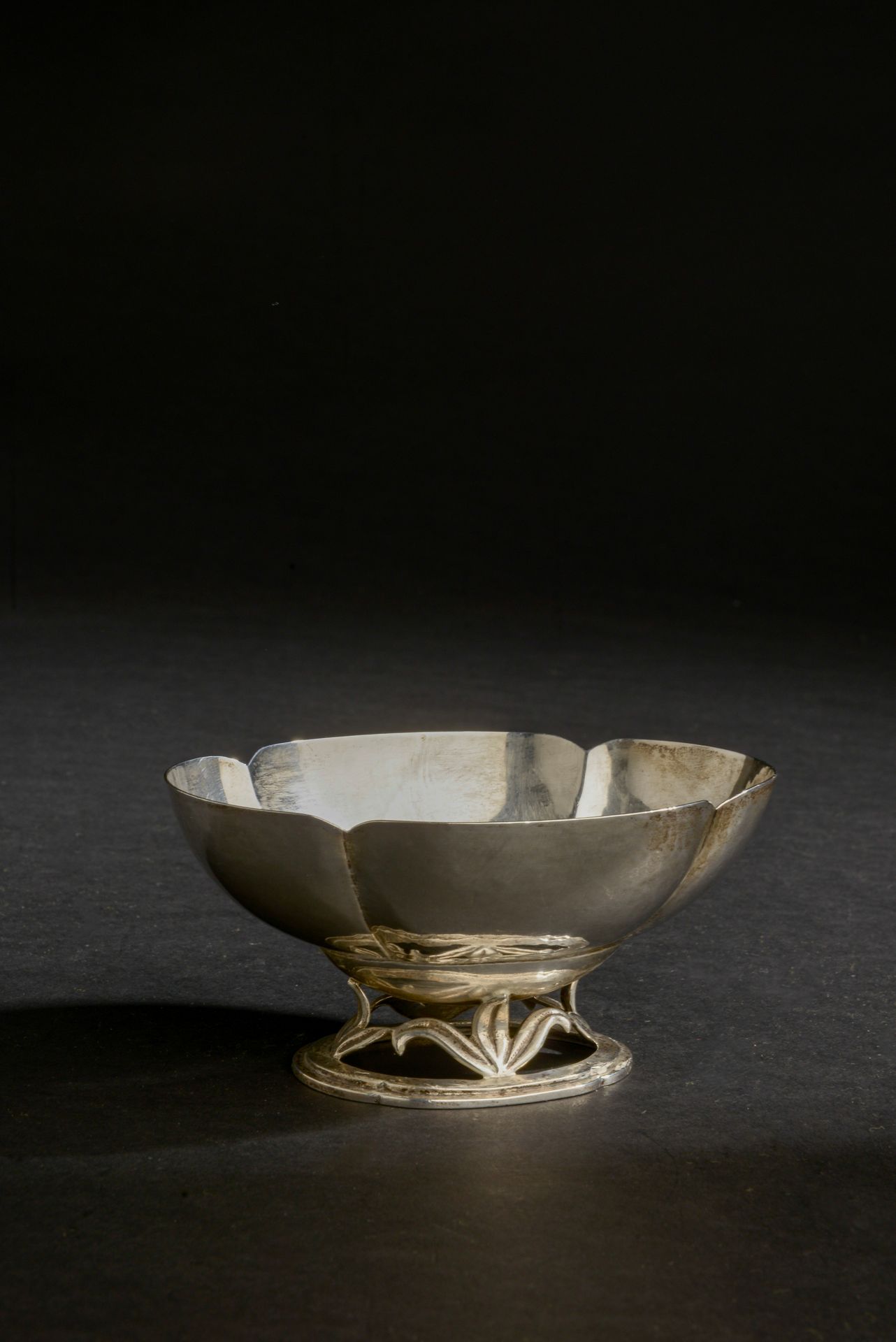 Null CELLINI CRAFT（20世纪）。 
一个小的锤制银质椭圆形碗，底部镂空有四组叶子的图案。 
编号为S17。
美国，20世纪。 
高度：7厘米。&hellip;
