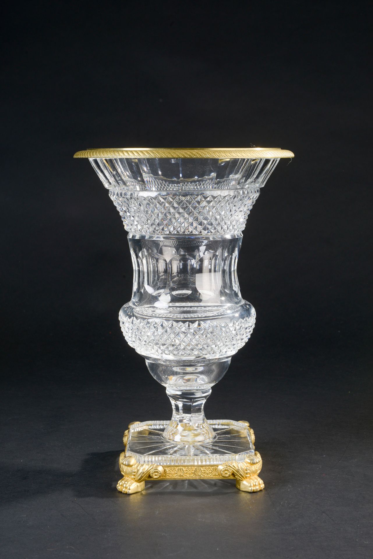 Null Important vase Médicis en cristal taillé en pointes de diamant et pans coup&hellip;