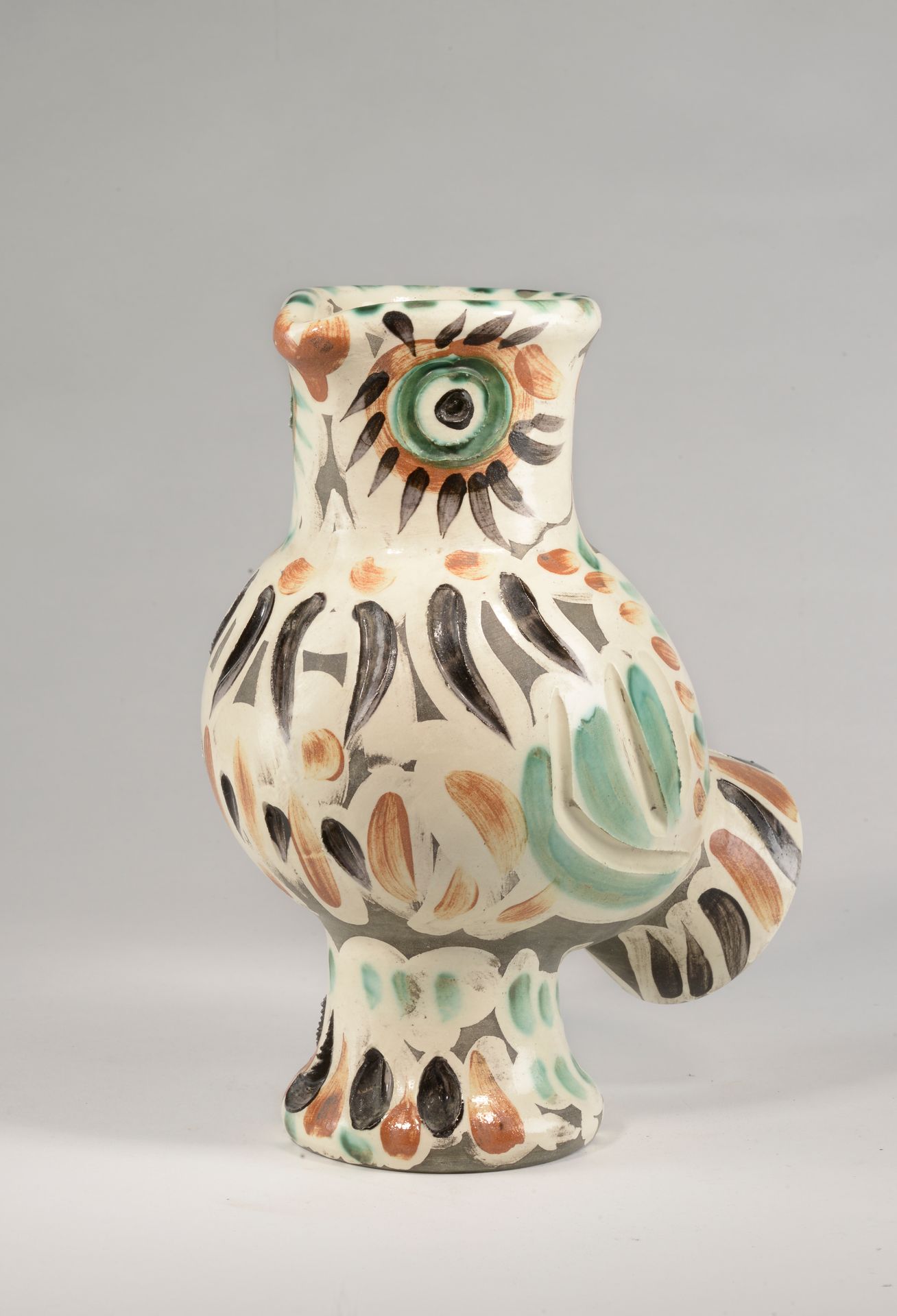 Null 巴勃罗-皮卡索（1881 - 1973）。 
Pichet Chouette, 1969年。
白陶器，镌刻的装饰，用刷子部分覆盖下的米勒特。 
印有 &hellip;