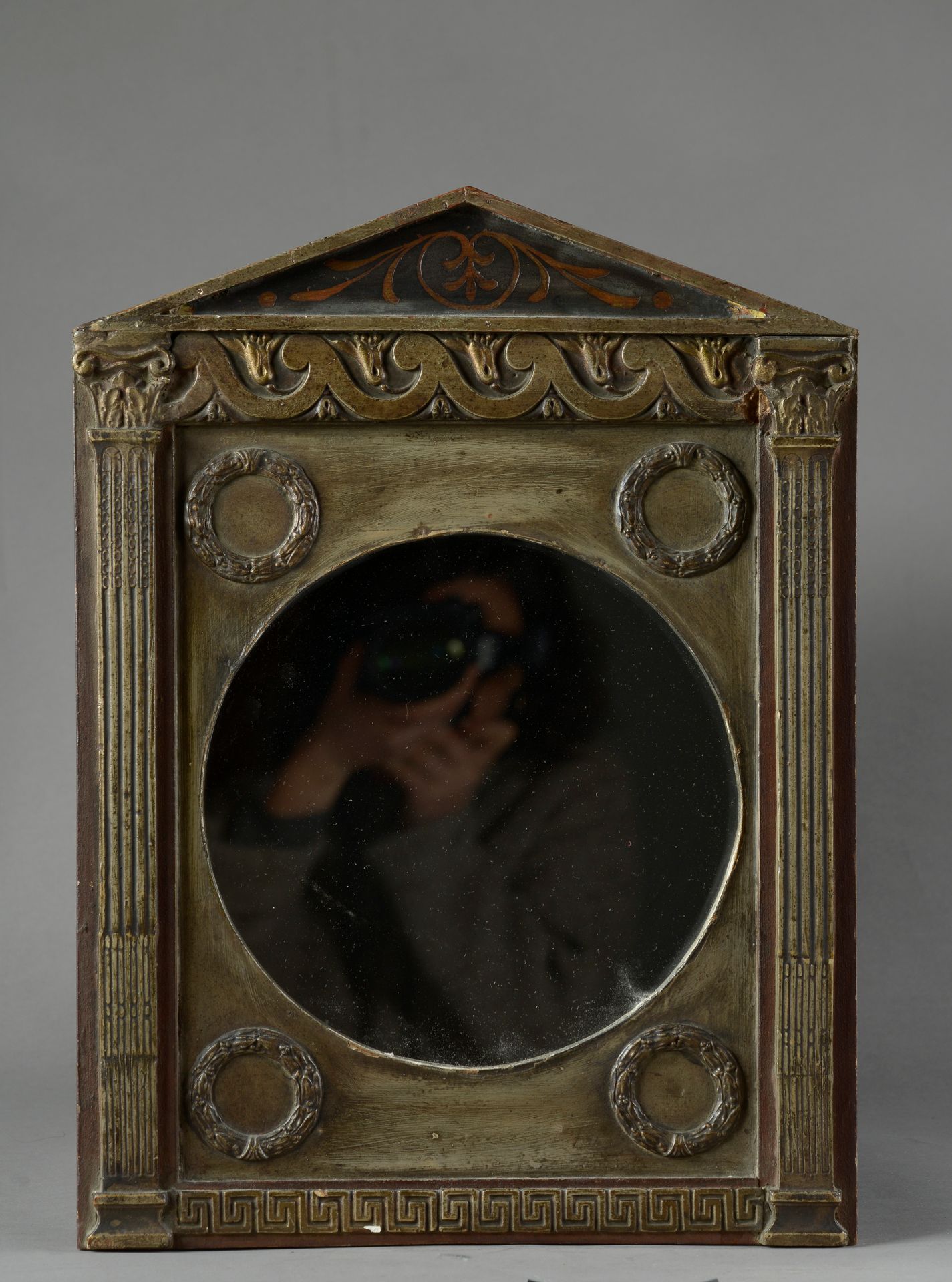 Null Miroir à fronton en bois et composition à patine grise, rouge et noire (lég&hellip;