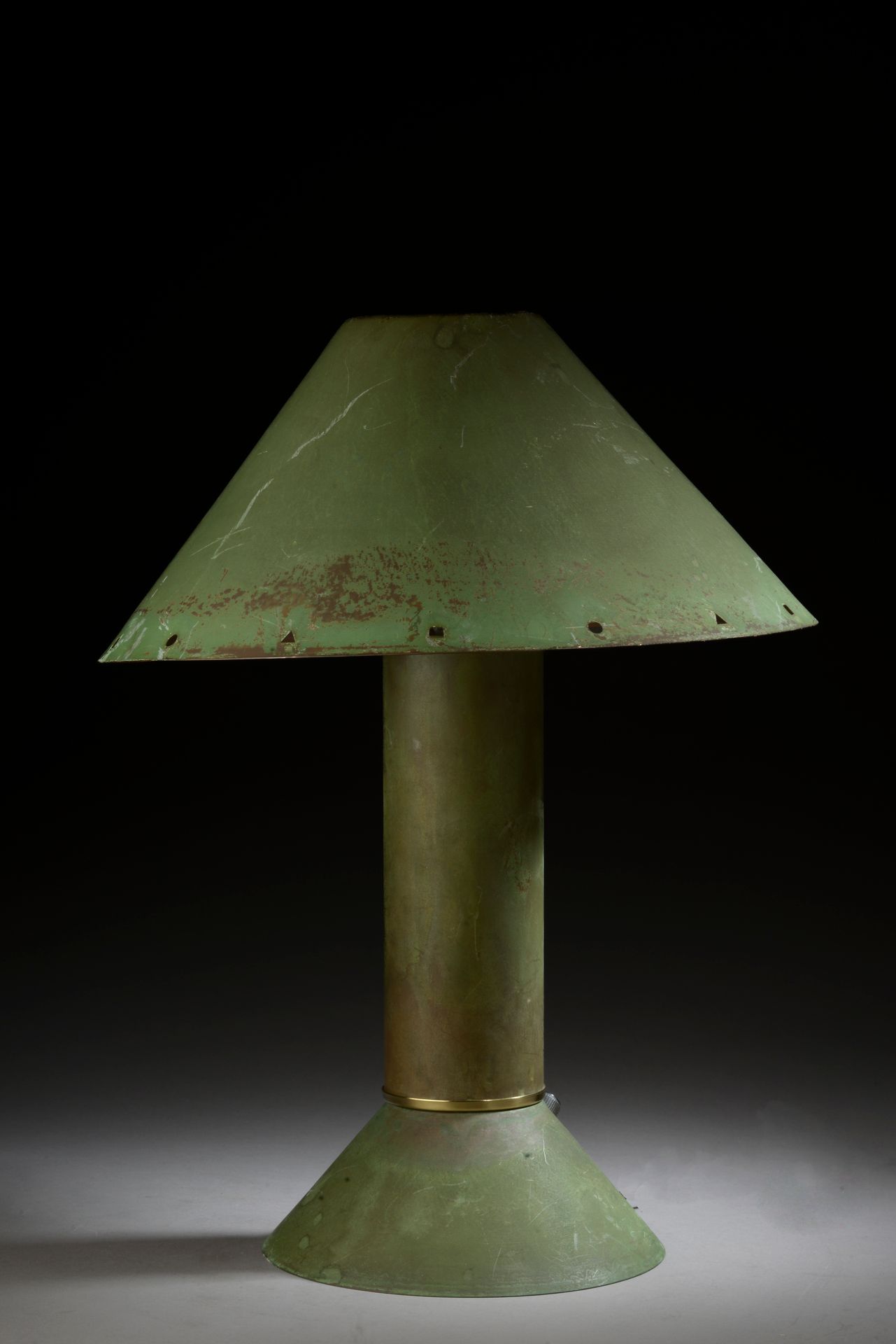 Null Ron REZEK (1946) 

Lampe de table en cuivre perforé à la bordure de l'abat-&hellip;