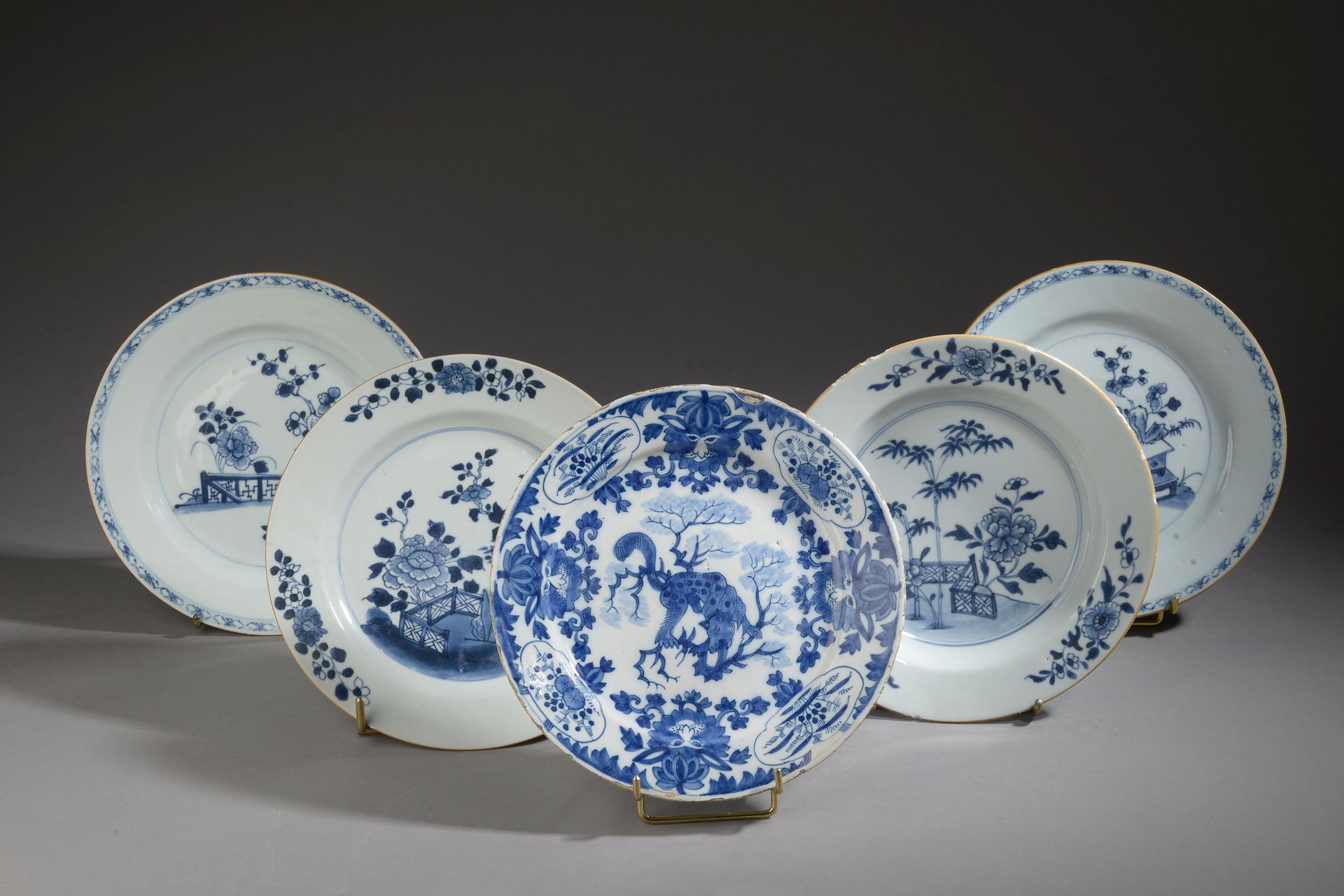Null CHINE - XVIIIe siècle. 
Quatre assiettes dont une creuse en porcelaine émai&hellip;