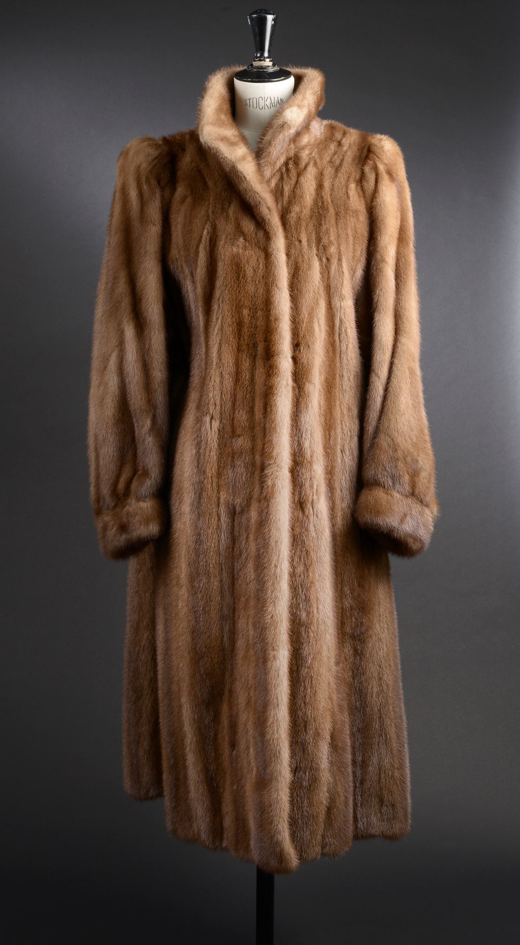 Null E.P. COAT - 估计尺寸：42
浅色貂皮长外套，高领，略微膨大的袖子，手腕处收紧，一个内袋，缎面衬里，用钩子封口。 

状况良好。