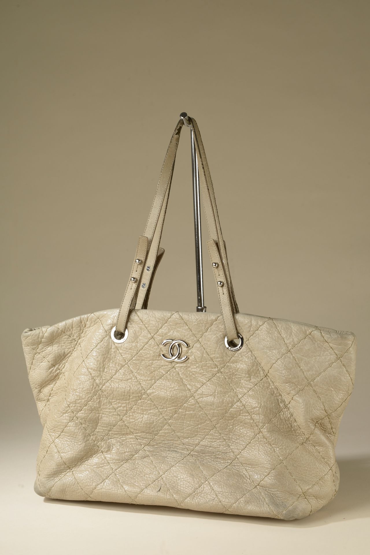 CHANEL. Tote bag in aged beige quilted calfskin, two ha…