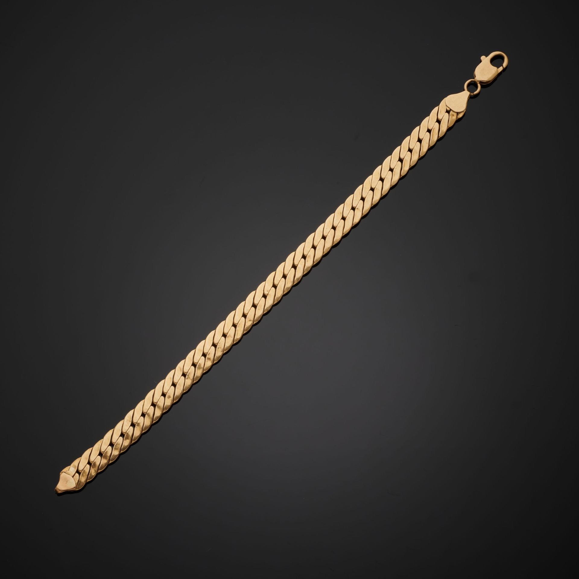 Null 18K黄金手镯，平坦的路缘链（轻微的震动），扣子是扣子。 
长度 : 21,5 cm - 宽度 : 0,9 cm - 重量 : 19,4 g