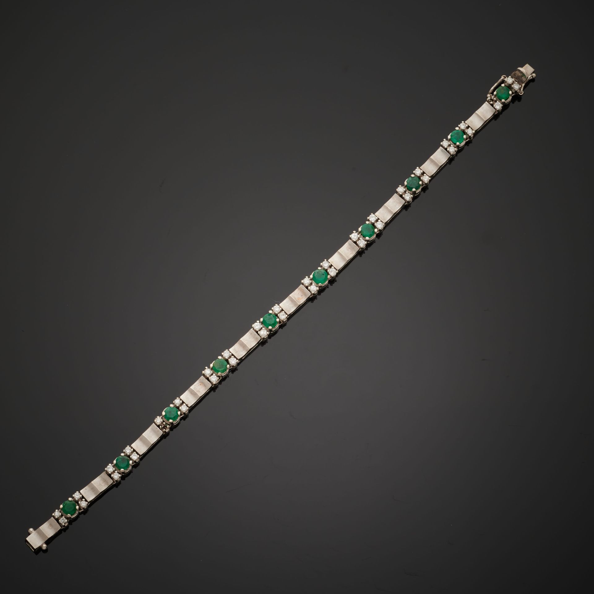 Null 18k white gold bracelet alternating links and ten round-cut emeralds set wi&hellip;