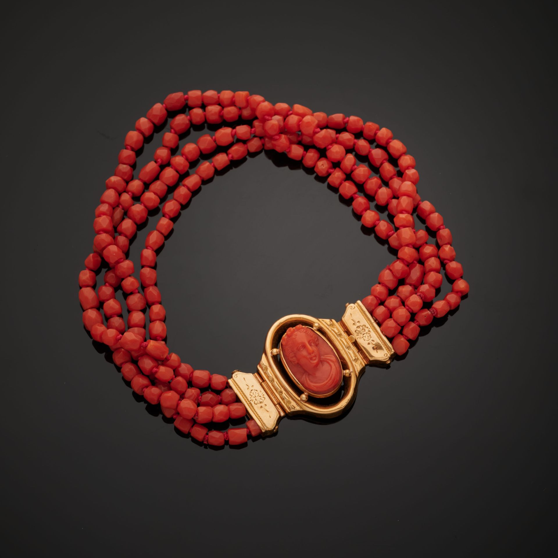 Null Bracelet quatre rangs de perles de corail facettées, le fermoir en or jaune&hellip;