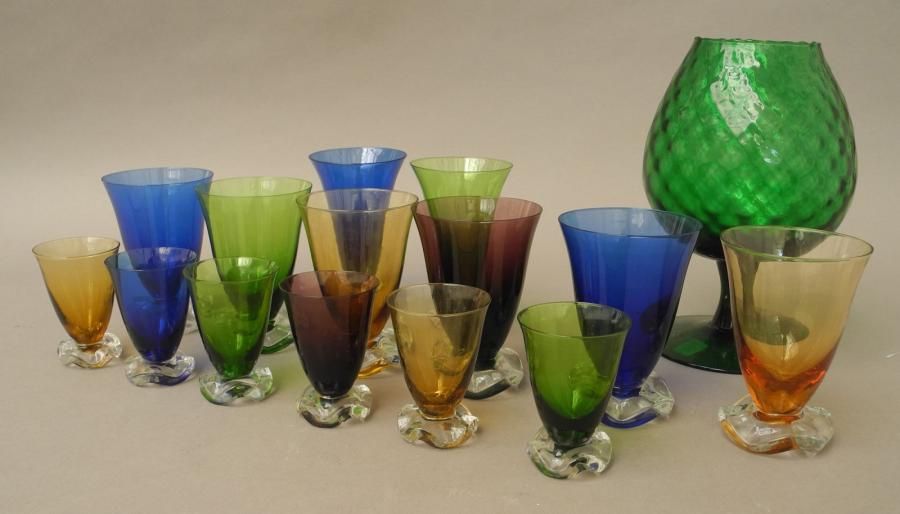 Null Ensemble de verres de couleur à pied comprenant: 2 flûtes, 6 grands verres,&hellip;