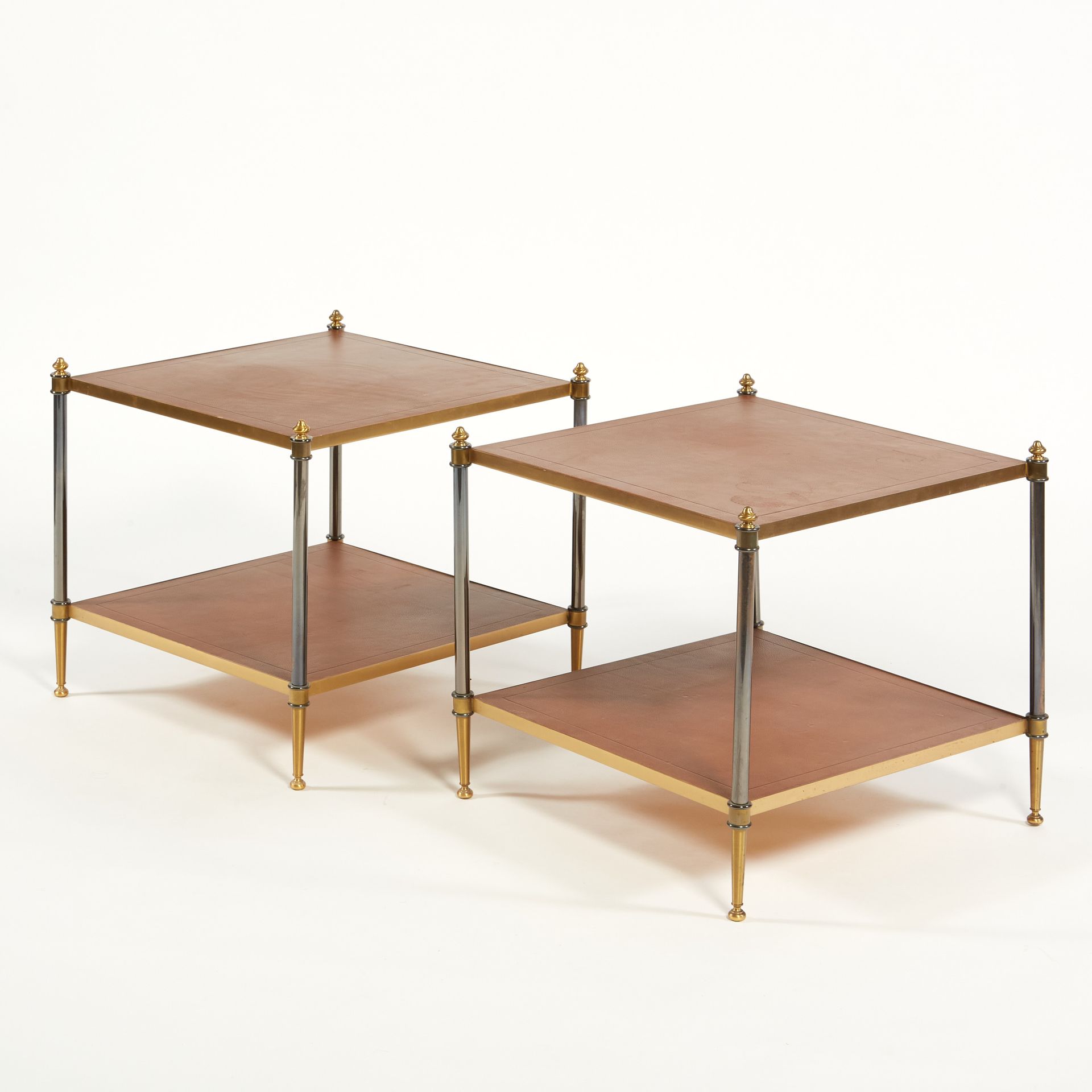 Null Paire de tables bout de canapé à deux plateaux carrés gainés de cuir brun (&hellip;
