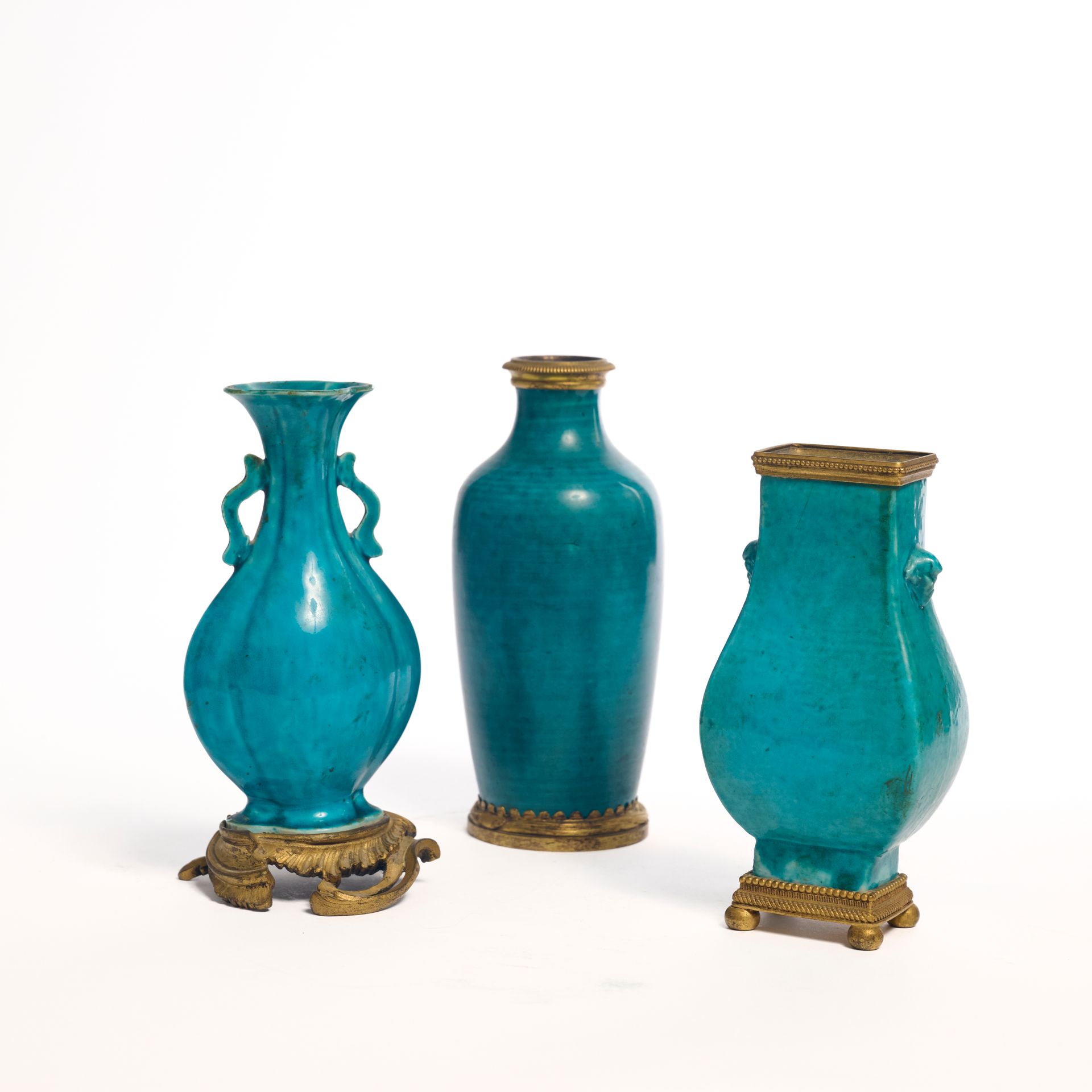 Null CINA.
Set di tre vasi in porcellana smaltata blu turchese: uno di forma pol&hellip;